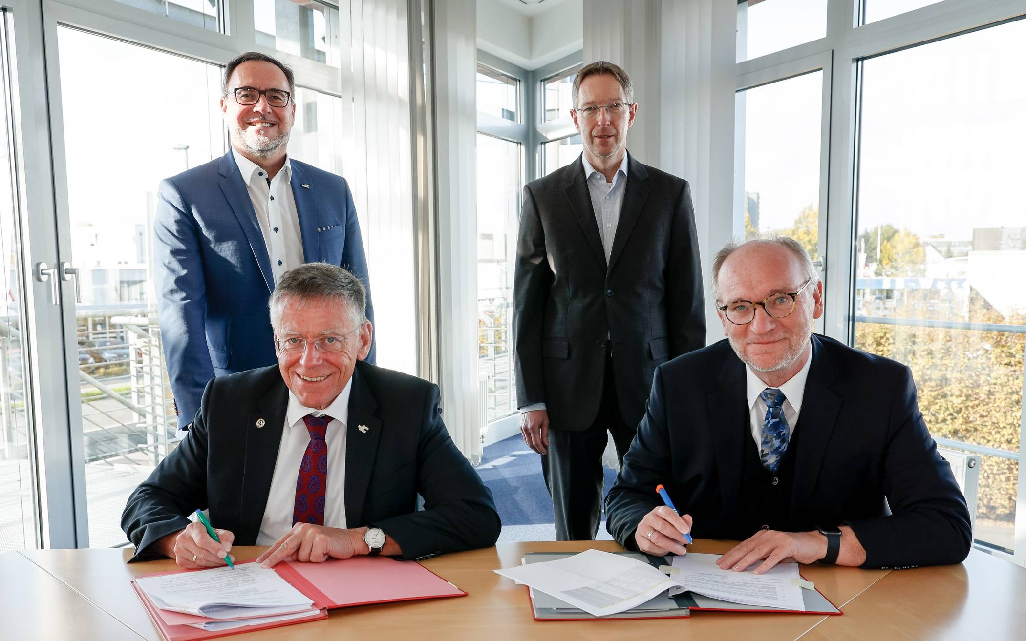 Ökostrom-Vertrag unterzeichnet (von links): Landrat Hans-Jürgen