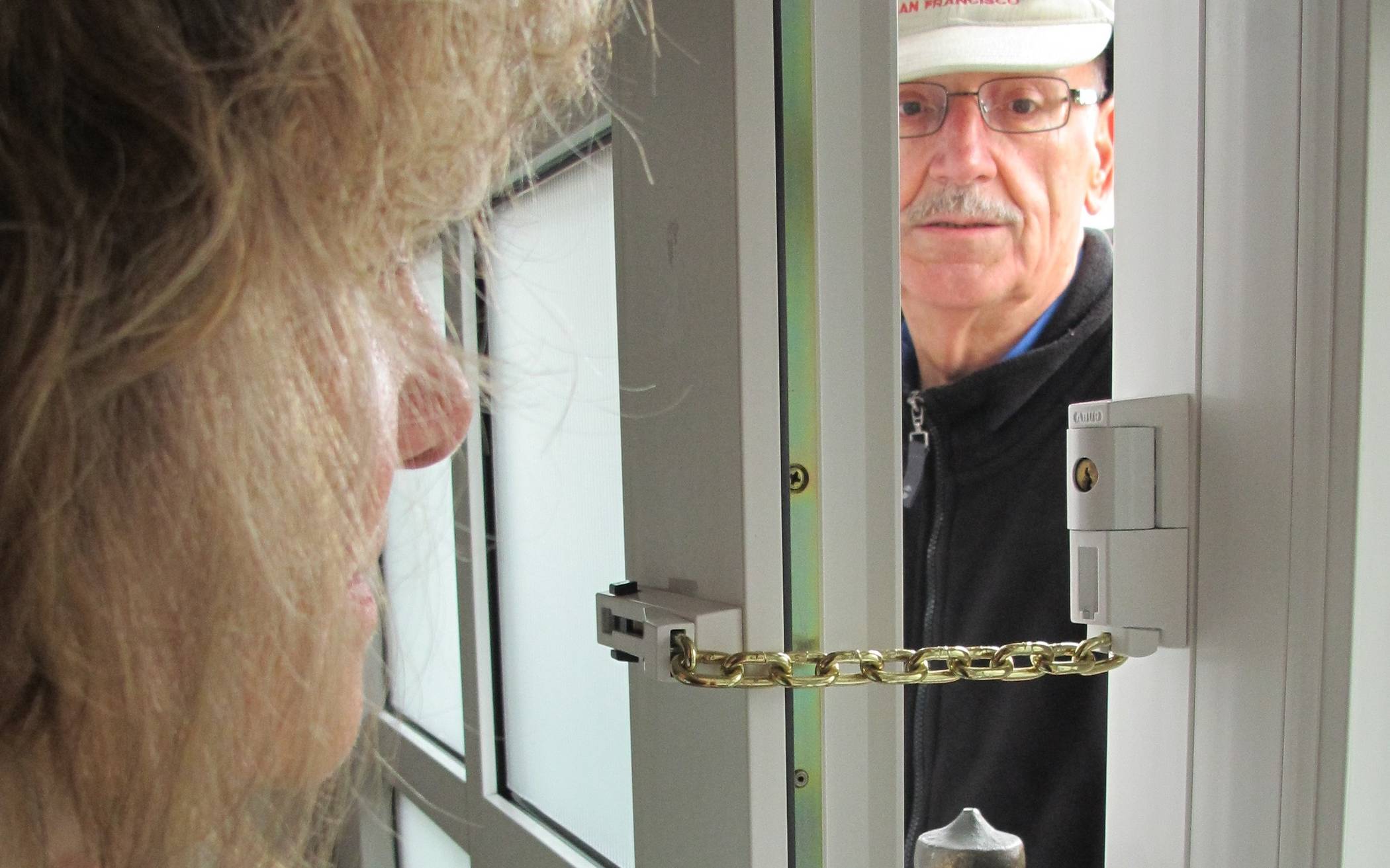  Betrüger gibt sich als Handwerker an der Haustür aus. 