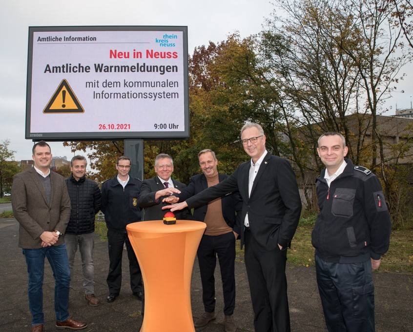 Warnmeldungen auf digitalen Stadtinformationsanlagen (von links):