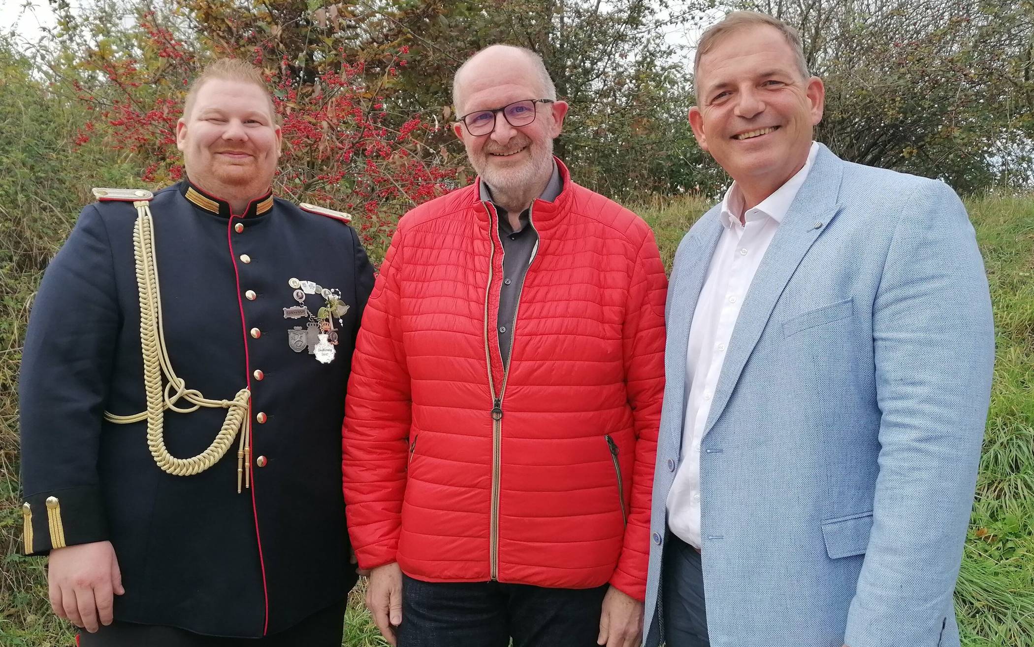  Jens Jagdfeld, Heinz Reipen und Thomas Lindgens (von links nach rechts) stellvertretend für die Schützen-Gemeinschaft: „Wir helfen der Familie unseres ehemaligen Schützen!“ Am Wochenende startet die Spenden-Aktion.  