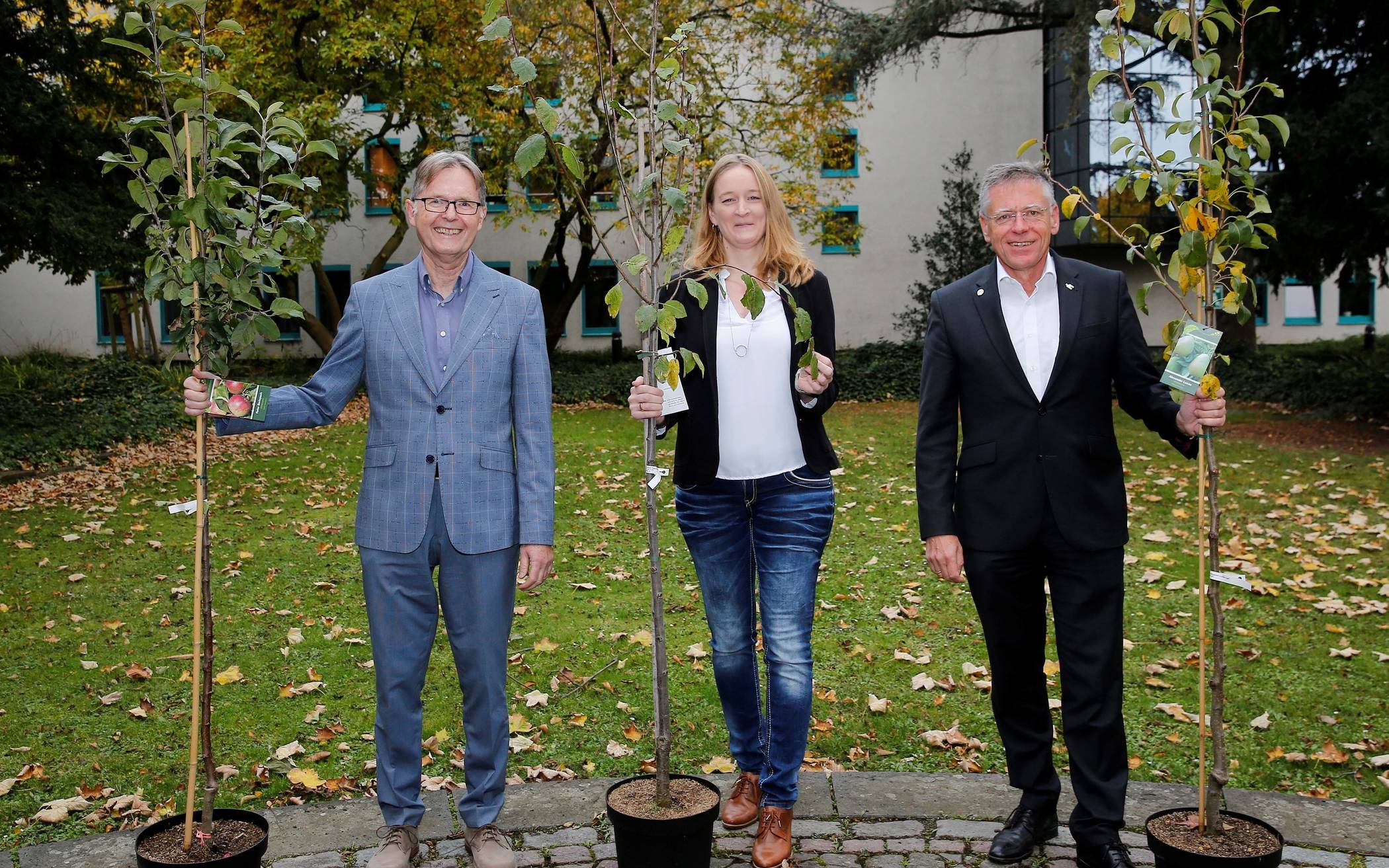  Der Rhein-Kreis verschenkt 1 000 Klimabäume: Landrat Hans-Jürgen Petrauschke, Umweltamtsleiterin Ines Willner und Kreisdezernent Karsten Mankowsky (von rechts) stellen die Aktion vor. 