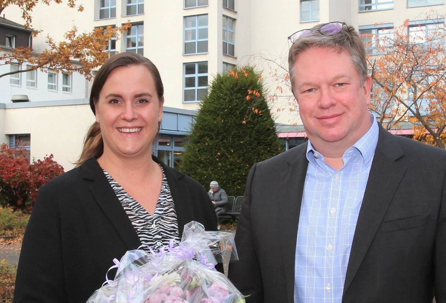  Blumen für die neue Klinikmanagerin: Georg Schmidt, Sprecher der Geschäftsführung des „Rheinland Klinikums“, hat jetzt Daniela Becker an ihrem neuen Arbeitsplatz im Grevenbroicher „St. Elisabeth“-Krankenhaus herzlich willkommen geheißen. 