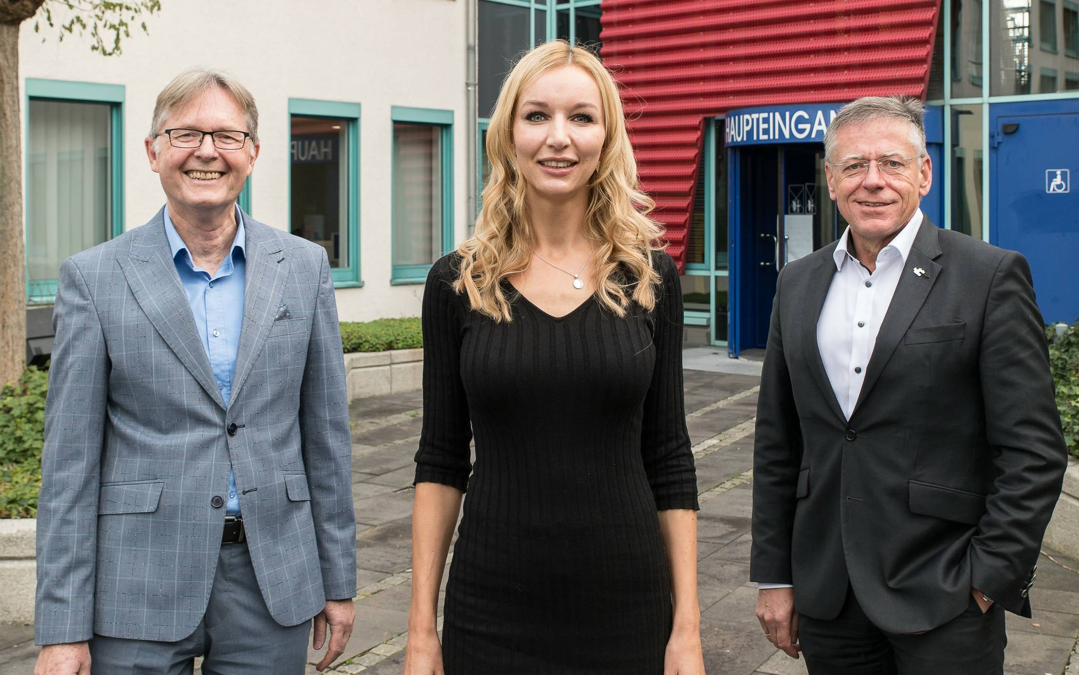  Landrat Hans-Jürgen Petrauschke (rechts), Kreisdezernent Karsten Mankowsky und die Tierärztin Milena Drobik freuen sich, dass das Labor des Veterinär- und Lebensmittelüberwachungsamtes des Rhein-Kreises die Laborvergleichsuntersuchung erfolgreich bestanden hat. 