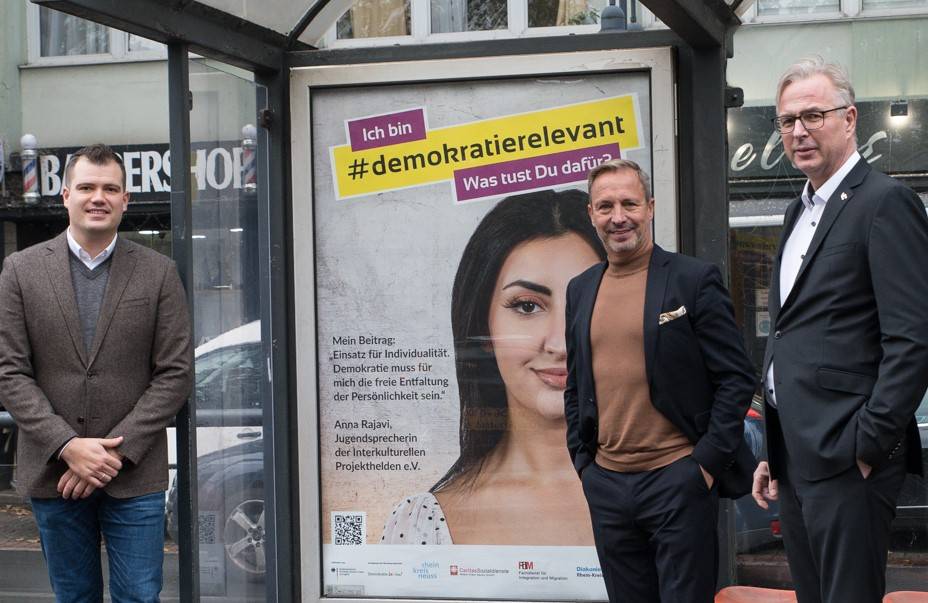  Kreisdirektor Dirk Brügge, Geschäftsführer Hermann Meyersick und Niederlassungsleiter Paul Lässig (von rechts) von der "Ströer Deutsche Städte Medien GmbH" stellten die Plakataktion vor. 