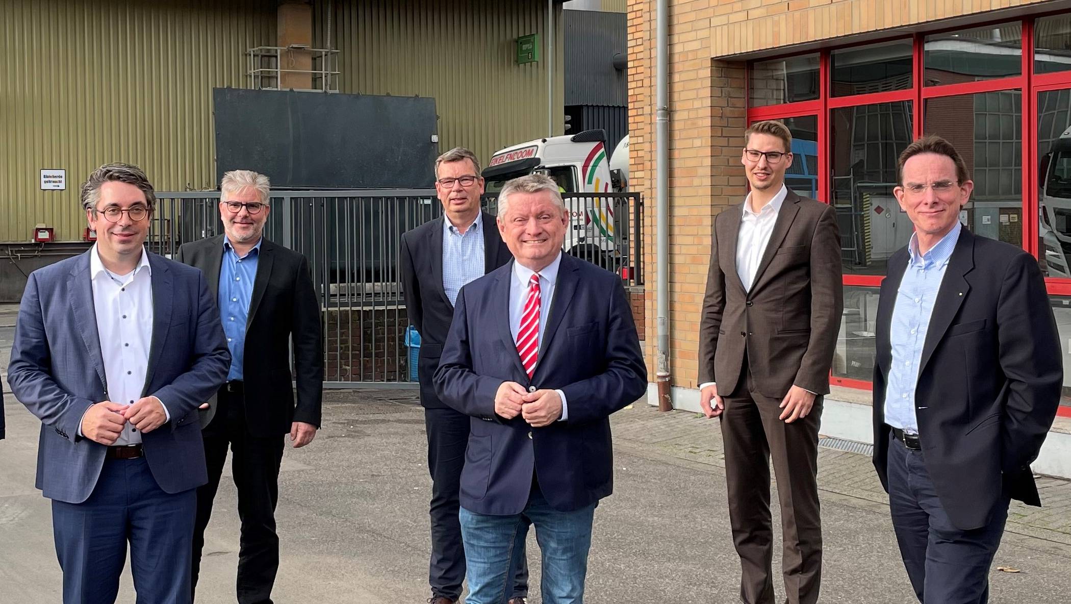  Gastgeber sind Detlef Volz und Dominik Baum als Geschäftsführer der "Ölmühle Thywissen", die aus der Industrie Julian Sels ("Ölmühle Sels"), Volker Backs ("Speira"), Holger Malsbenden ("MM Karton") und Dominik Heyer (IHK Mittlerer Niederrhein, Referent Energiefragen) begrüßen sowie Stephan Berger MdEP, Stephan Rouenhoff MdB und Mitglied des Bundestagsausschusses für Wirtschaft sowie Professor Dr. Jan-Philipp Büchler, Vorsitzender des Neusser Wirtschaftsausschusses und Ratsmitglied. In der Mitte Hermann Gröhe. 