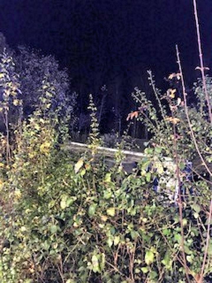 bei Frimmersdorf: LKW stürzt nach Unfall in den Graben