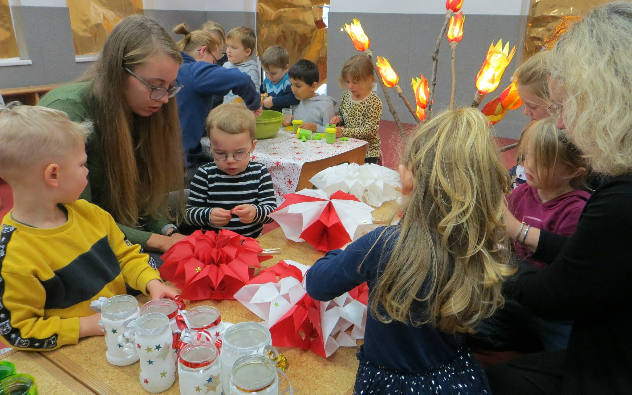  Kinder helfen Kindern: In Gustorf wird fleißig für den Kita-internen Weihnachtsmarkt gebastelt, damit viele Spenden für die Kita St. Pius in Bad Neuenahr zusammenkommen. 