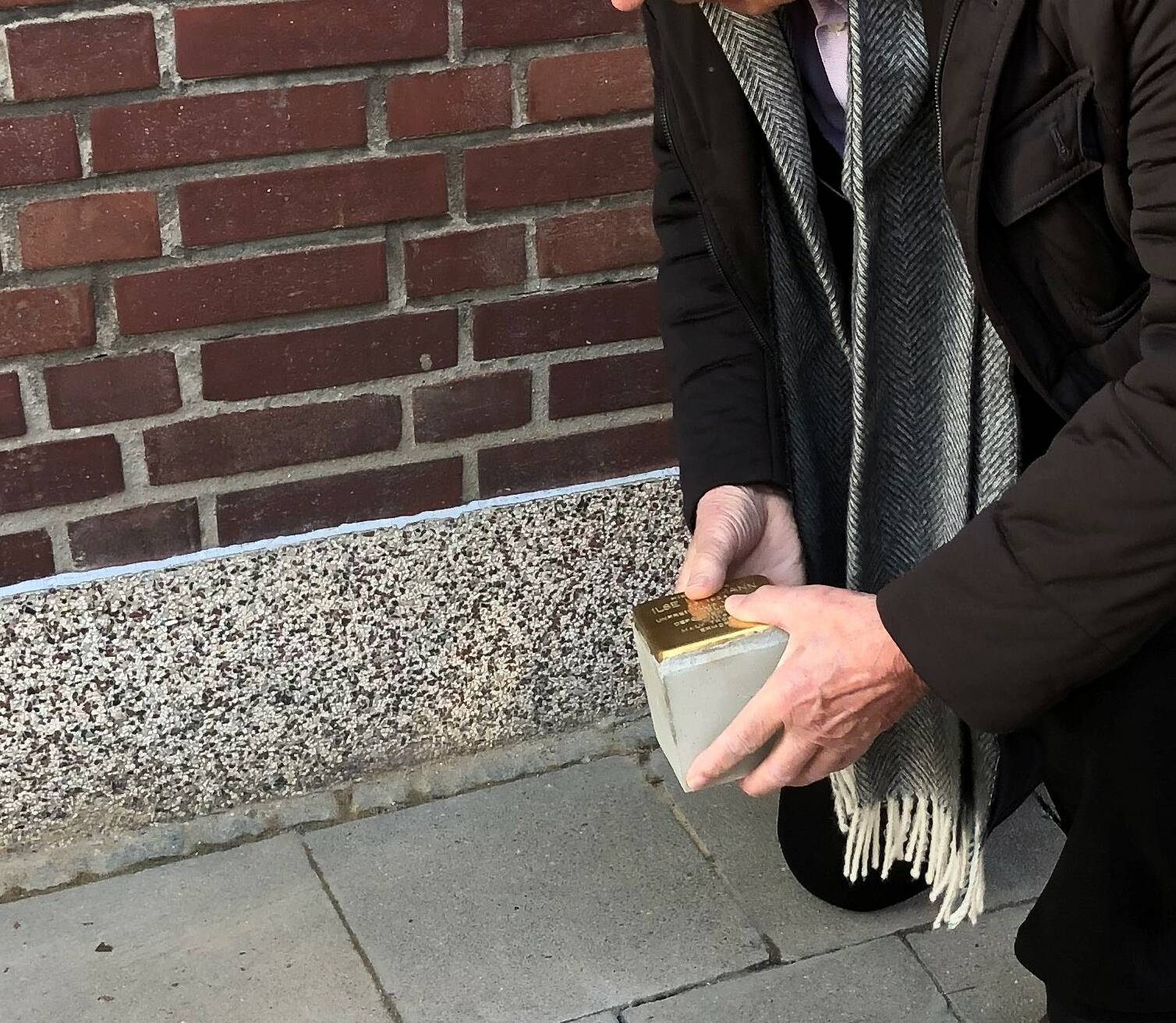  Historiker Wißkirchen verlegt den siebten „Stolperstein“. 