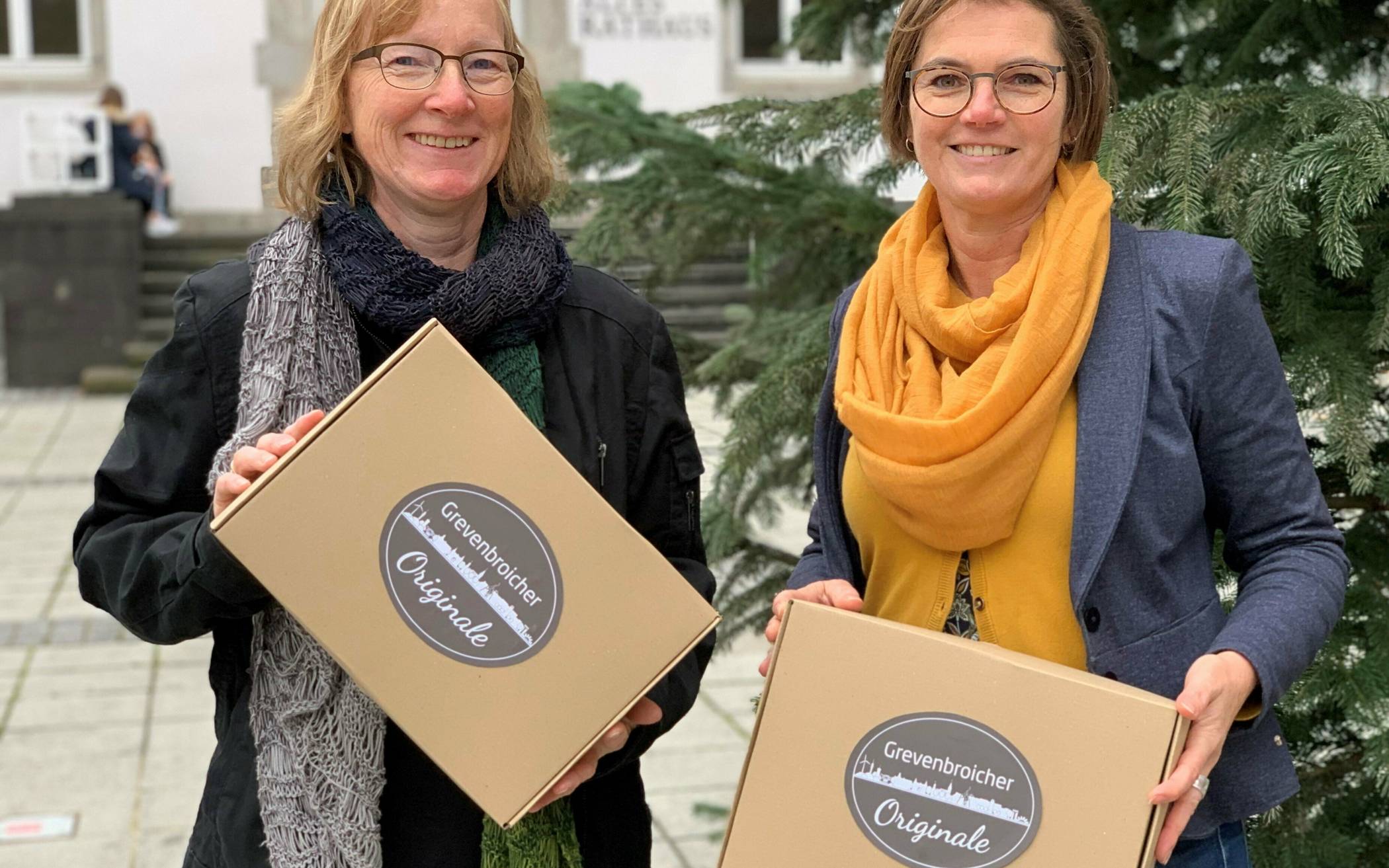  Im Foto: Kirsten Uta Sönke von „brauchtum hilft“ (links) und Andrea Istas vom Stadtmarketing. 
