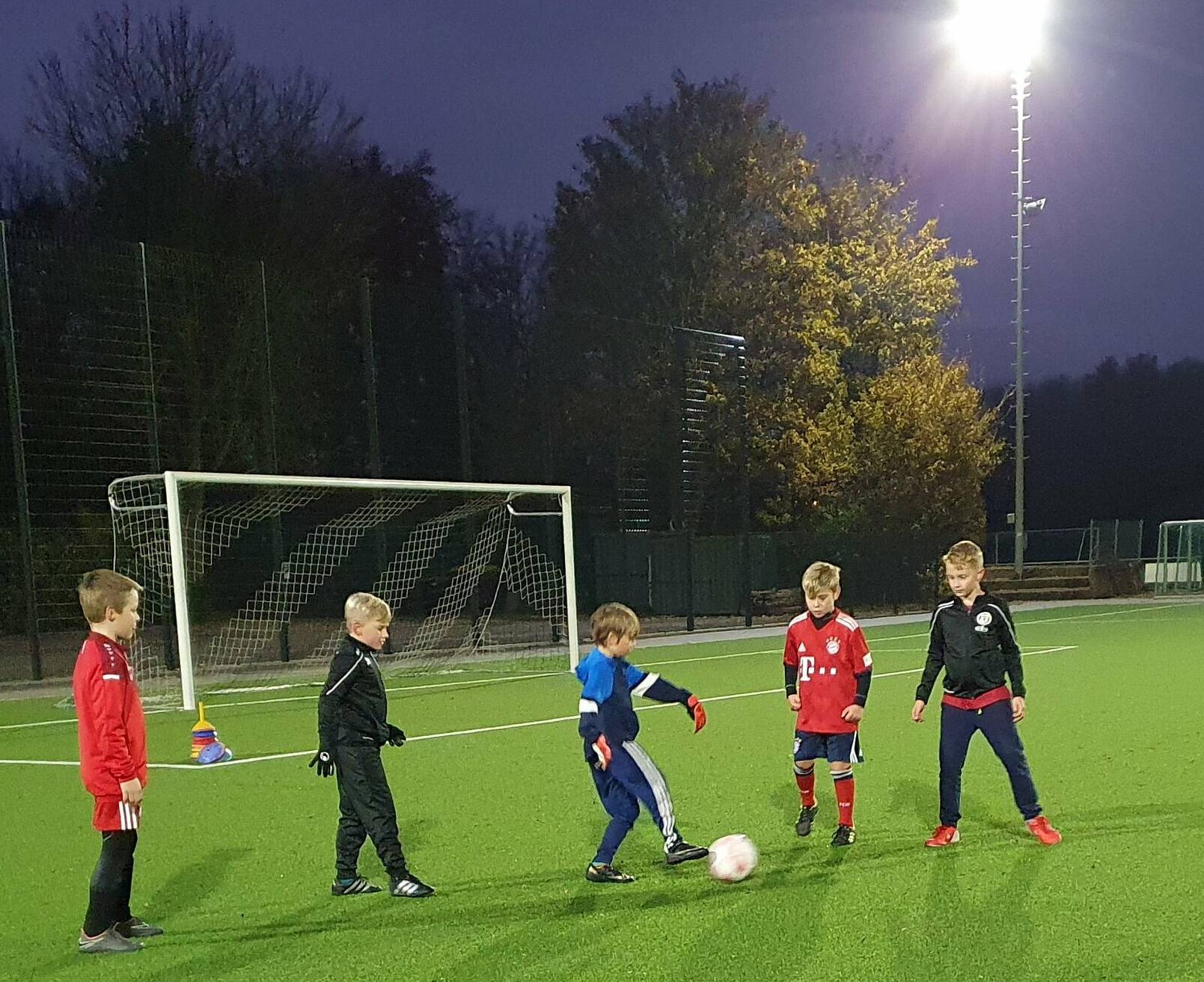  Wenn Hilfe gebraucht wird, dann kann man sich auf Freunde und Fans des BV Wevelinghoven verlassen. Da der Fußballverband Niederrhein eine neue Spielform für Jugendmannschaften der G bis E Junioren auf den Weg gebracht hat, werden neue Tore benötigt. Denn künftig wird in kleineren Mannschaften auf kleineren Feldern gespielt. 16 neue Tore – Mini- sowie Kleinfeldtore – muss der Verein deswegen anschaffen. Kostenpunkt: 1.750 Euro. Um den Kleinsten die neue Spielform ab März ermöglichen zu können, hat der BV Wevelinghoven kurzerhand eine Spendenaktion ins Leben gerufen. Und die lief äußerst erfolgreich ab, wie Vorsitzender Erolt Möller verrät: „In knapp drei Wochen sind fast 2.000 Euro zusammengekommen.“ Damit kann der Spielbetrieb aufrecht erhalten werden, was die jungen Kicker sicher sehr freut. Und die sind zahlreich, erzählt Möller: „Wir sind sehr zufrieden, wie es im Moment läuft. Wir haben einen hohen Zulauf von kleinen Fußballern.“ 