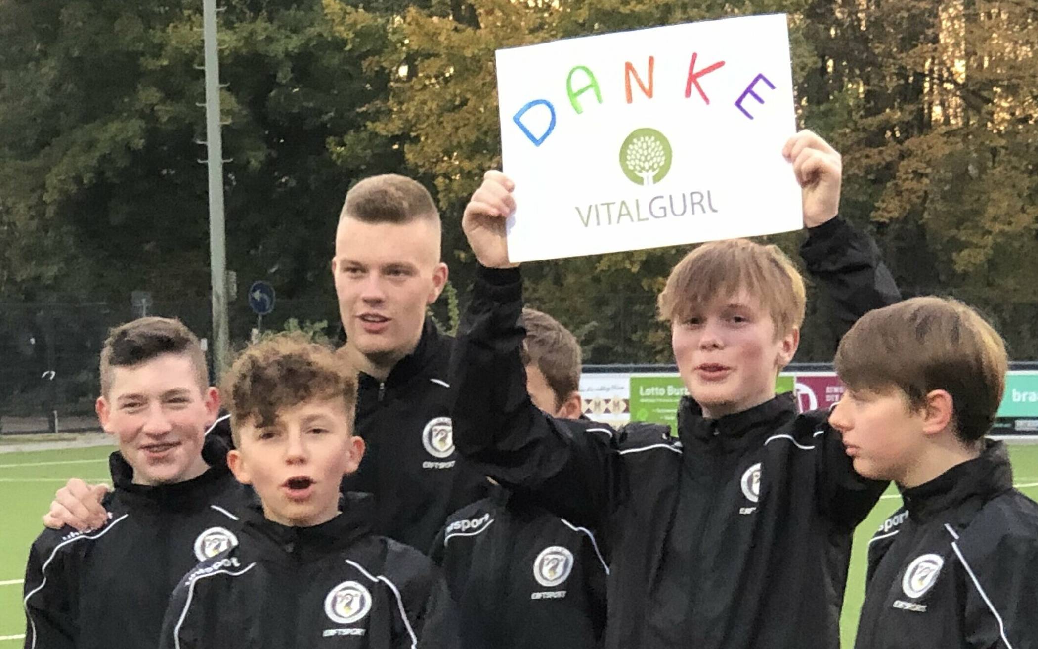  Begegnung mit dem Sponsor: Donat Brandt und sein „Vital-Guru“ sponsern ganz bewusst die C2 des BV Wevelinghoven. Am vergangenen Freitag gab es ein erstes Treffen mit den jungen Kickern. 