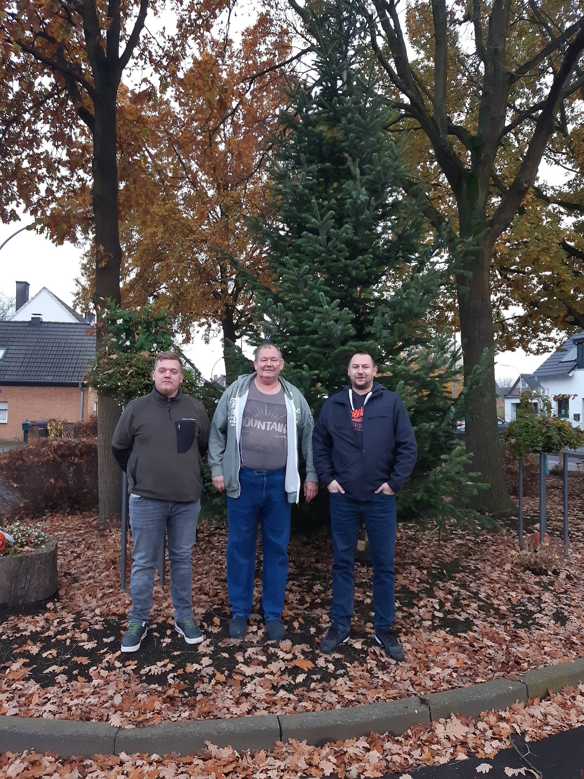  Max Schimanski, Johann und Mike Wißdorf vom Marinezug „Blaue Jungs“ freuen sich, mit dem Schmücken des Tannenbaums wieder die Adventszeit mit den Langwadenern einzuläuten.  