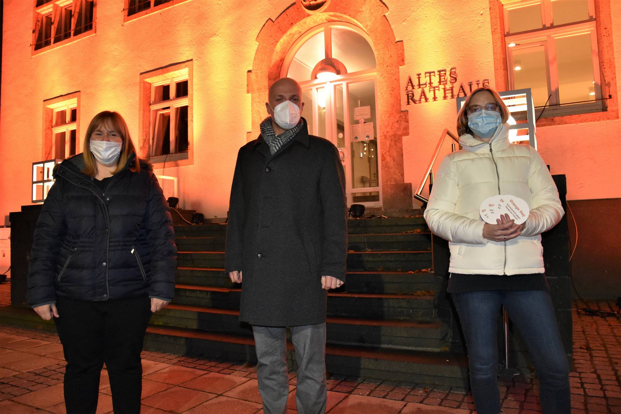  „Orange Day“: Cornelia Leufgen (Gleichstellungsbeauftragte), Bürgermeister Klaus Krützen und Silke Behr (stellvertretende Gleichstellungsbeauftragte). 