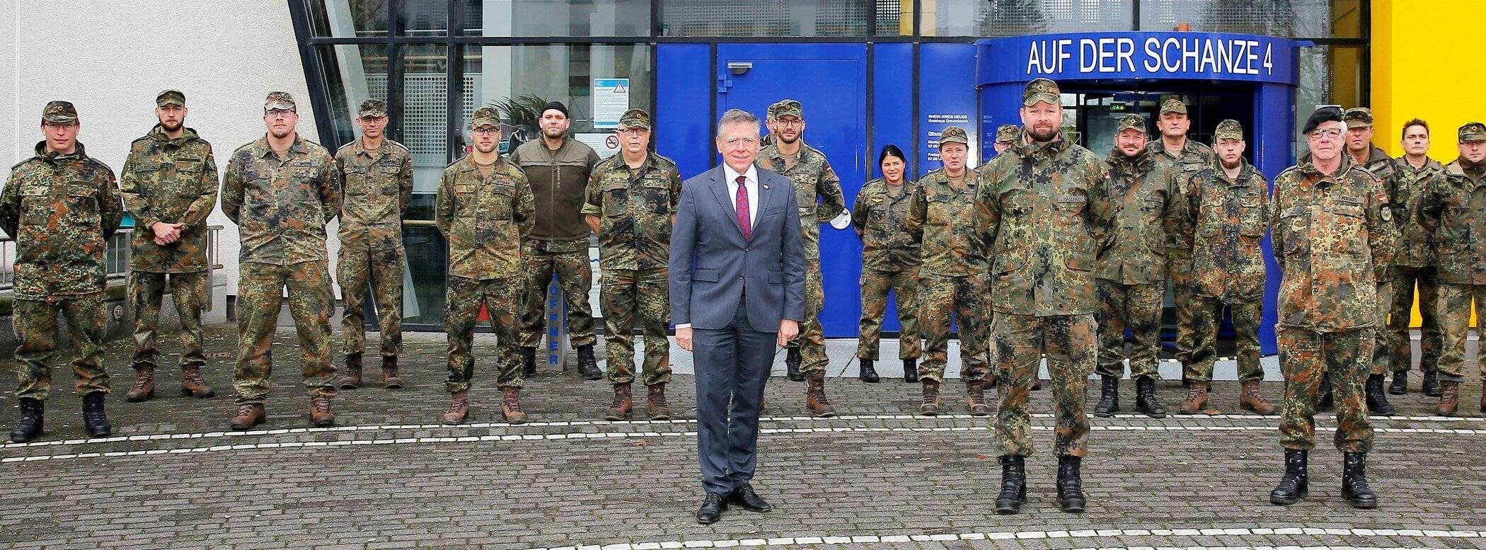  Landrat Hans-Jürgen Petrauschke begrüßte die Soldaten, die im Kreis-Gesundheitsamt mithelfen. 