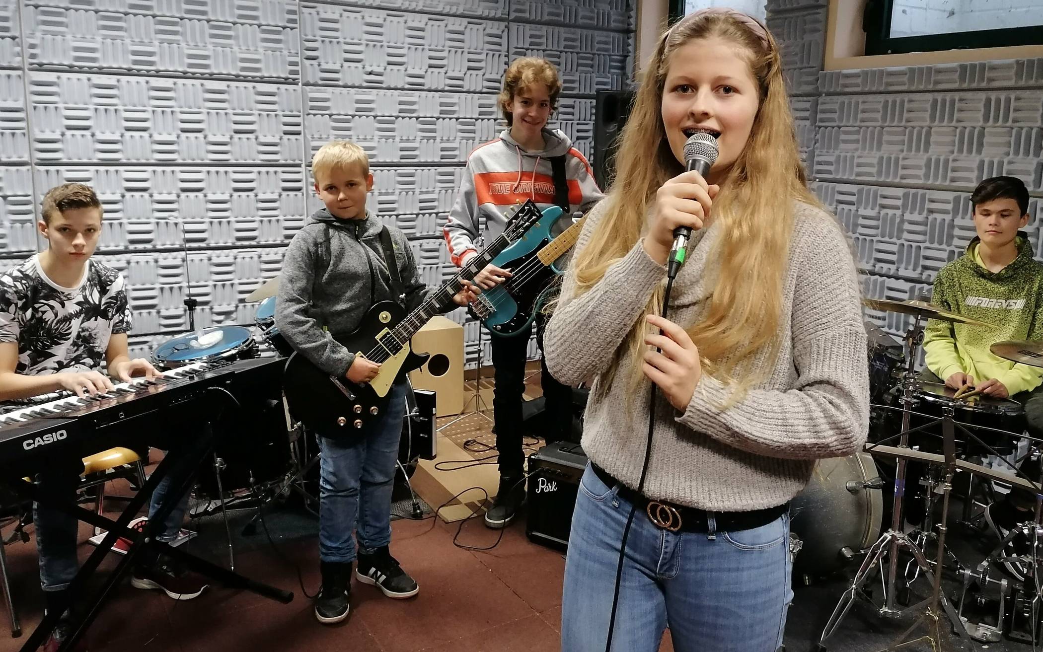  Die fünf Schüler haben sich als Band zusammen gefunden und proben einmal die Woche in der Peter-Bamm-Halle für die ersten Auftritte.&nbsp; 