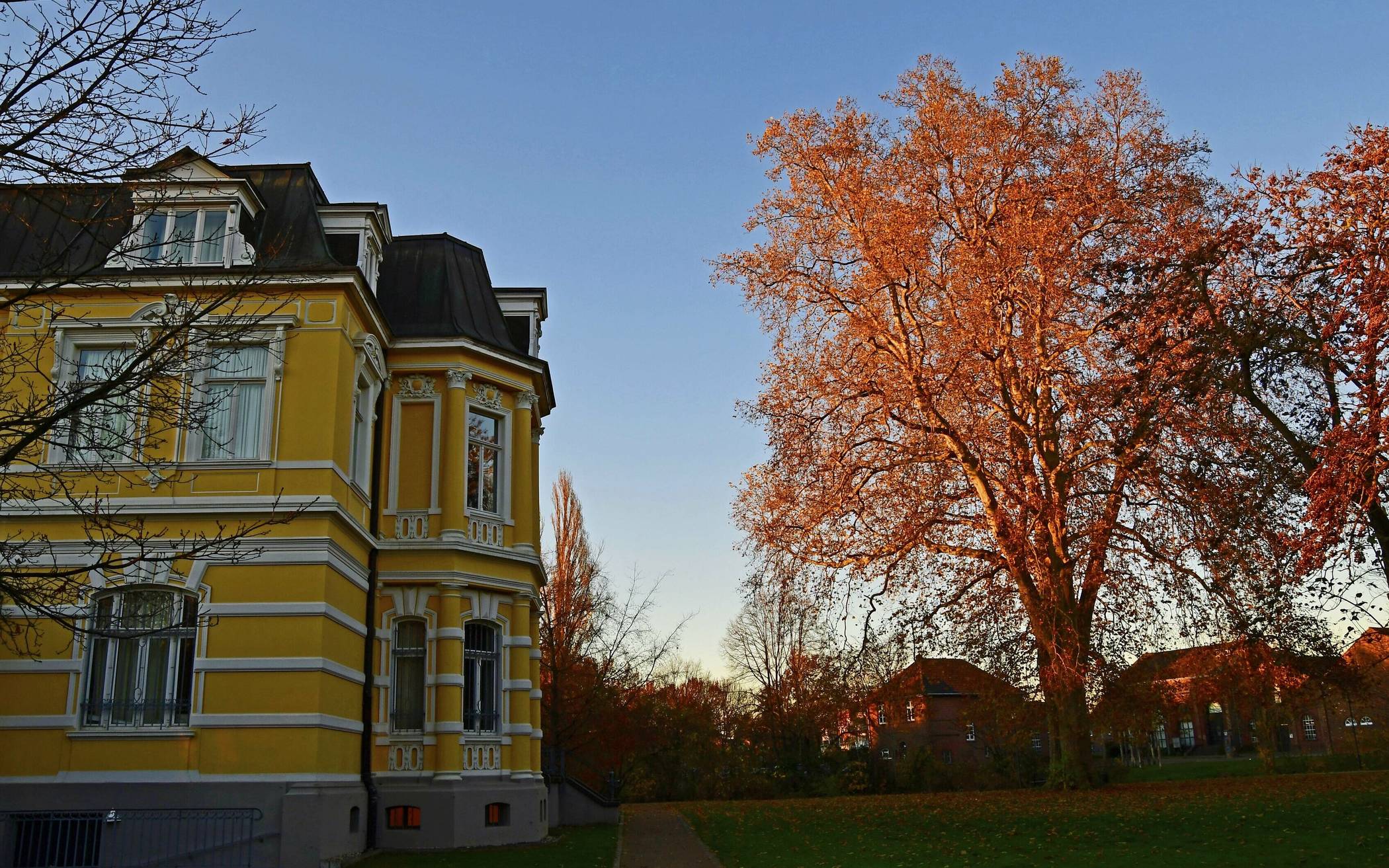  Das Museum und im Hintergrund die Stadtparkinsel: „An einem Herbsttag mit Sonnenschein und strahlend blauem Himmel habe ich bei einer Wanderung durch den Stadtpark ein paar schöne Herbstmotive entdeckt. Die tiefstehende Nachmittagssonne tauchte die Bäume und Sträucher in warme Farben. Der Herbst bietet im Stadtpark immer wieder herrliche Foto-Motive. Grevenbroich ist immer eine Foto-Reise wert“, schreibt Hans Aussem aus Kaster. 