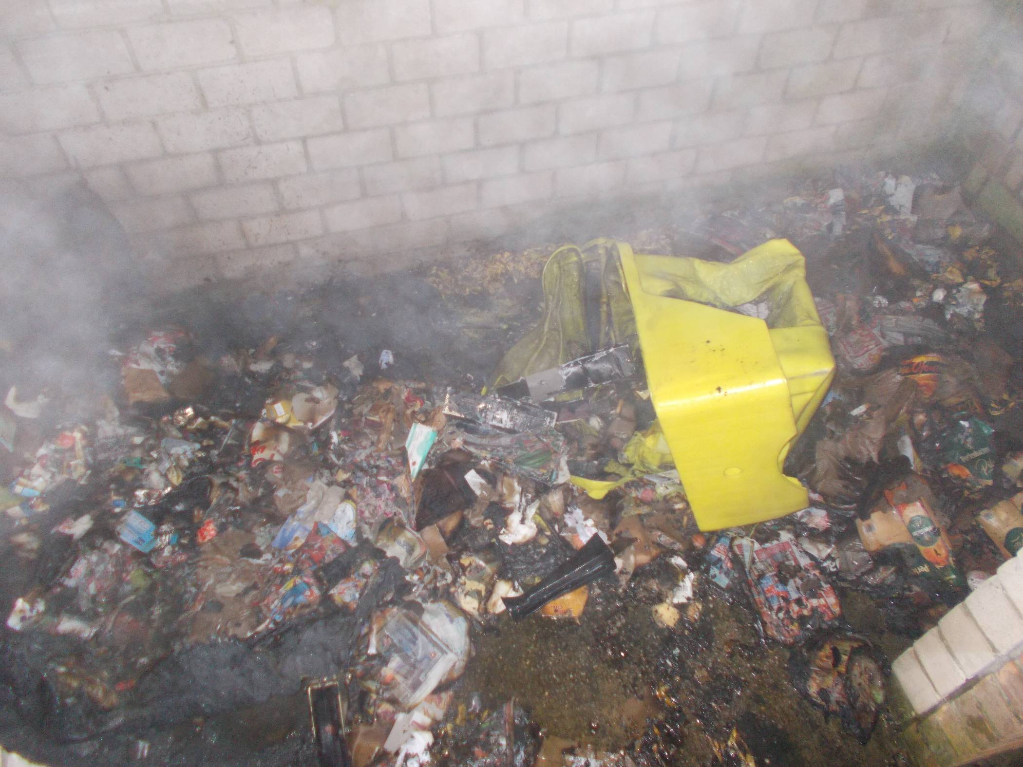  Das Bild der abgebrannten Tonne. 
