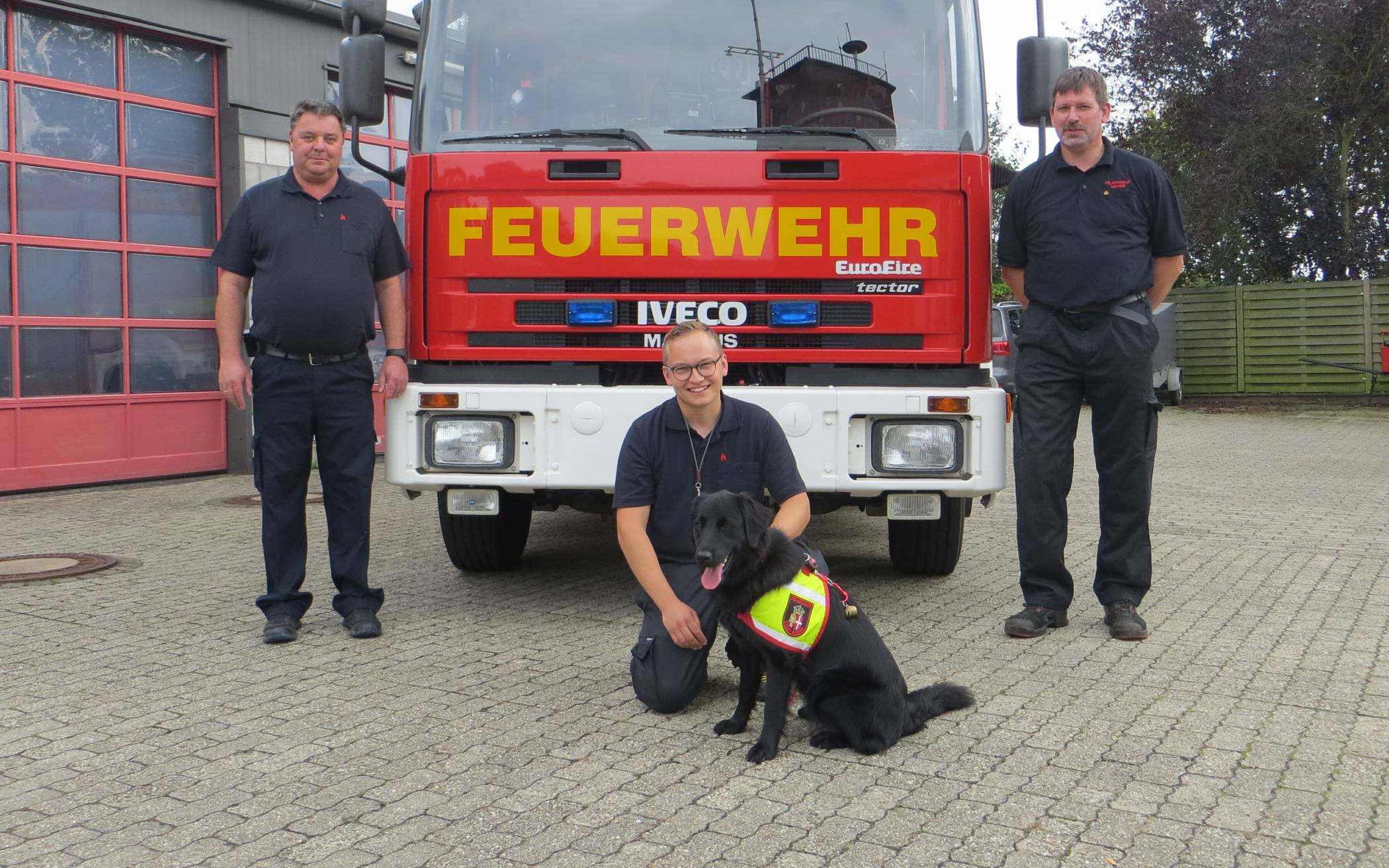  Florian Plück (Mitte) und seine Hündin „Kaya „sind bei der Feuerwehr in der Ausbildung. Plück ist im Löschzug Rommerskirchen unter der Leitung von Michael Bonnaventura aktiv und „Kaya“ gehört der Rettungshundestaffel Grefrath unter der Leitung von Stefan Spelter an. 