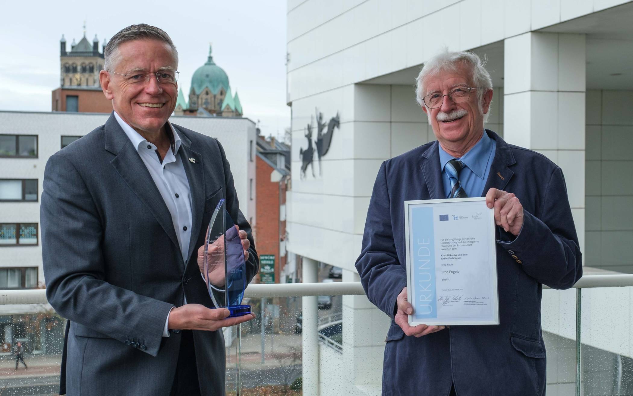  Landrat Hans-Jürgen Petrauschke zeichnete Fred Engels, den ehemaligen Leiter des Büros für Europäische Partnerschaften, für seinen Einsatz für die Partnerschaft mit dem Kreis Mikolów aus. 