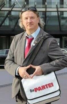  Die neu gegründete Grevenbroicher „Die Partei“ möchte erstmals im Mai an der Landtagswahl mit einem Direktkandidaten antreten. Bereits im Oktober wurde einstimmig Michael Schnabel aus Gustorf gewählt. Er ist Mitorganisator der Bewegung „Grevenbroicher Bürger gegen die Schließung des Krankenhaus Grevenbroich“. Der Fachkrankenpfleger und Notfallsanitäter freut sich auf den Wahlkampf: „Das wird eine große Sause und wir freuen uns wie Bolle. Wenn nicht Michael, wer soll es sonst machen?“ 
