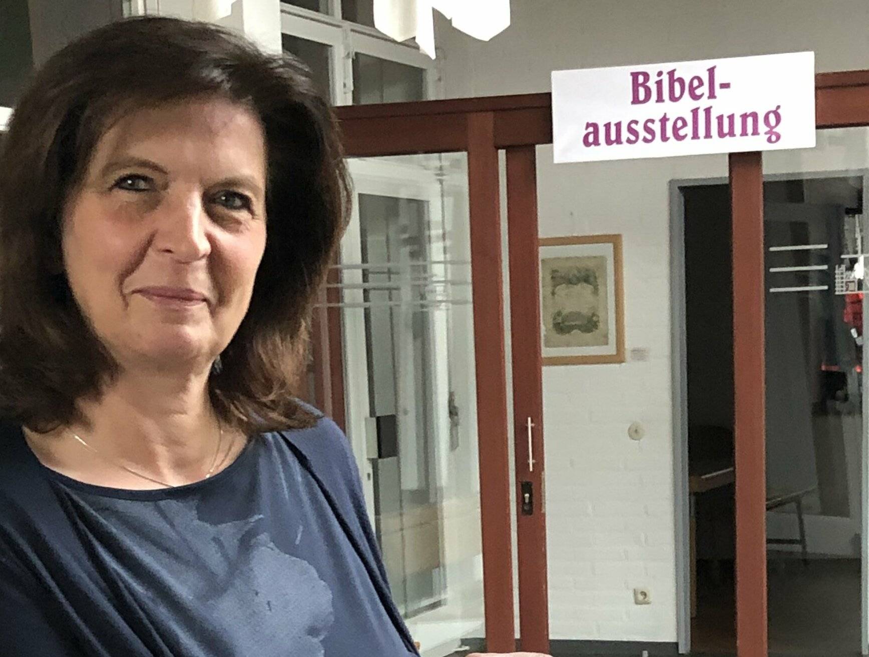  Elke Griese ist seit 32 Jahren Küsterin der Eckumer Samariter-Kirche. Und sie wohnt gleich nebenan. Natürlich ist das kein Lehrberuf im eigentlichen Sinne. Basierend auf einer anderen Ausbildung kann man sich per Schulungen auf den Dienst rund um das Gotteshaus vorbereiten. Bei allen Veranstaltungen muss sie „dabei sein und das auch am Schluss noch, um aufzuräumen“, strahlt sie fröhlich. 