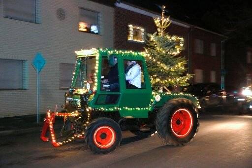  Festlich geschmückte Traktoren, Unimogs und Co. ziehen heute mit Weihnachsmusik durch das Doppeldorf. 