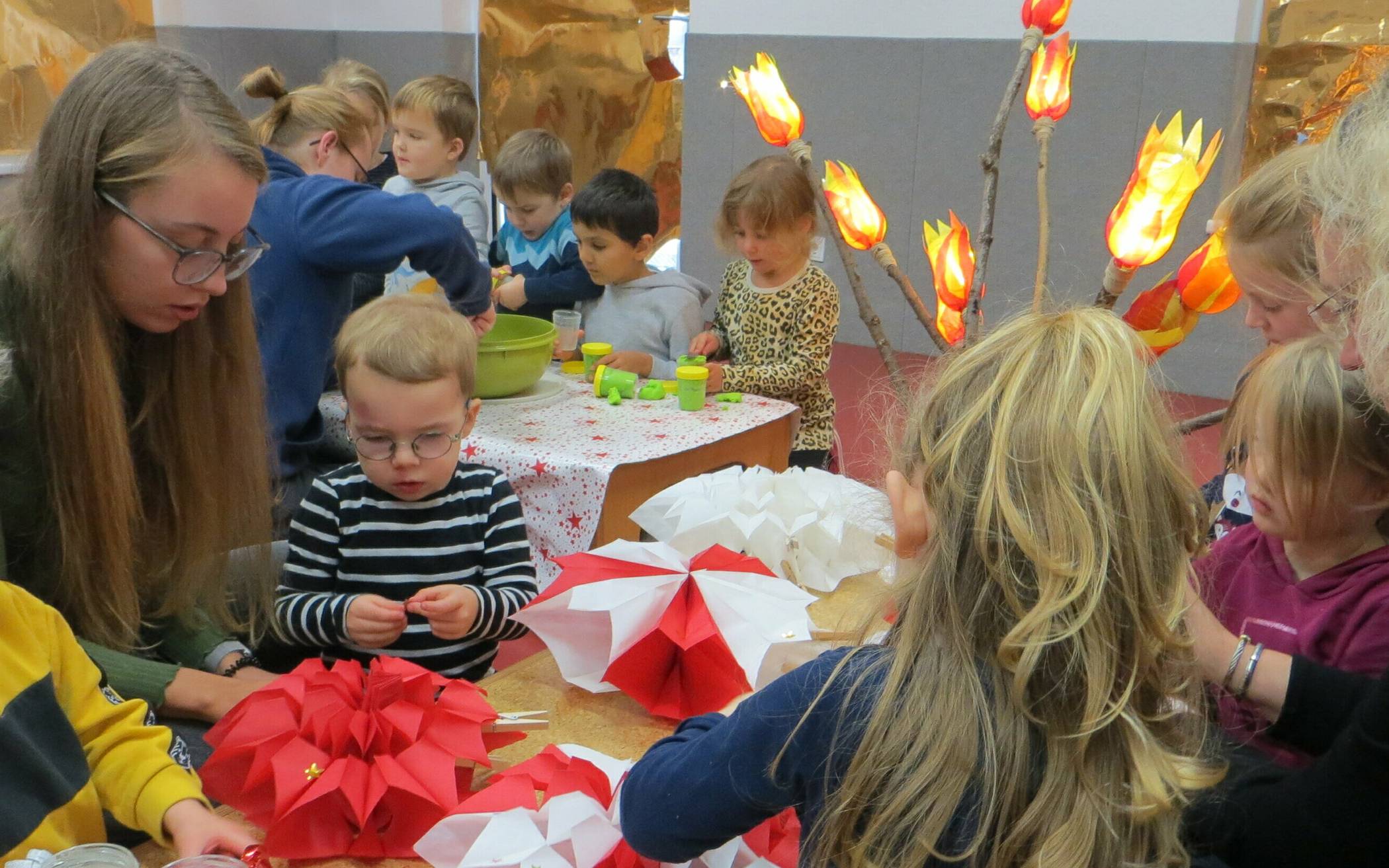  Die Kinder haben im Vorfeld fleißig gebastelt. 