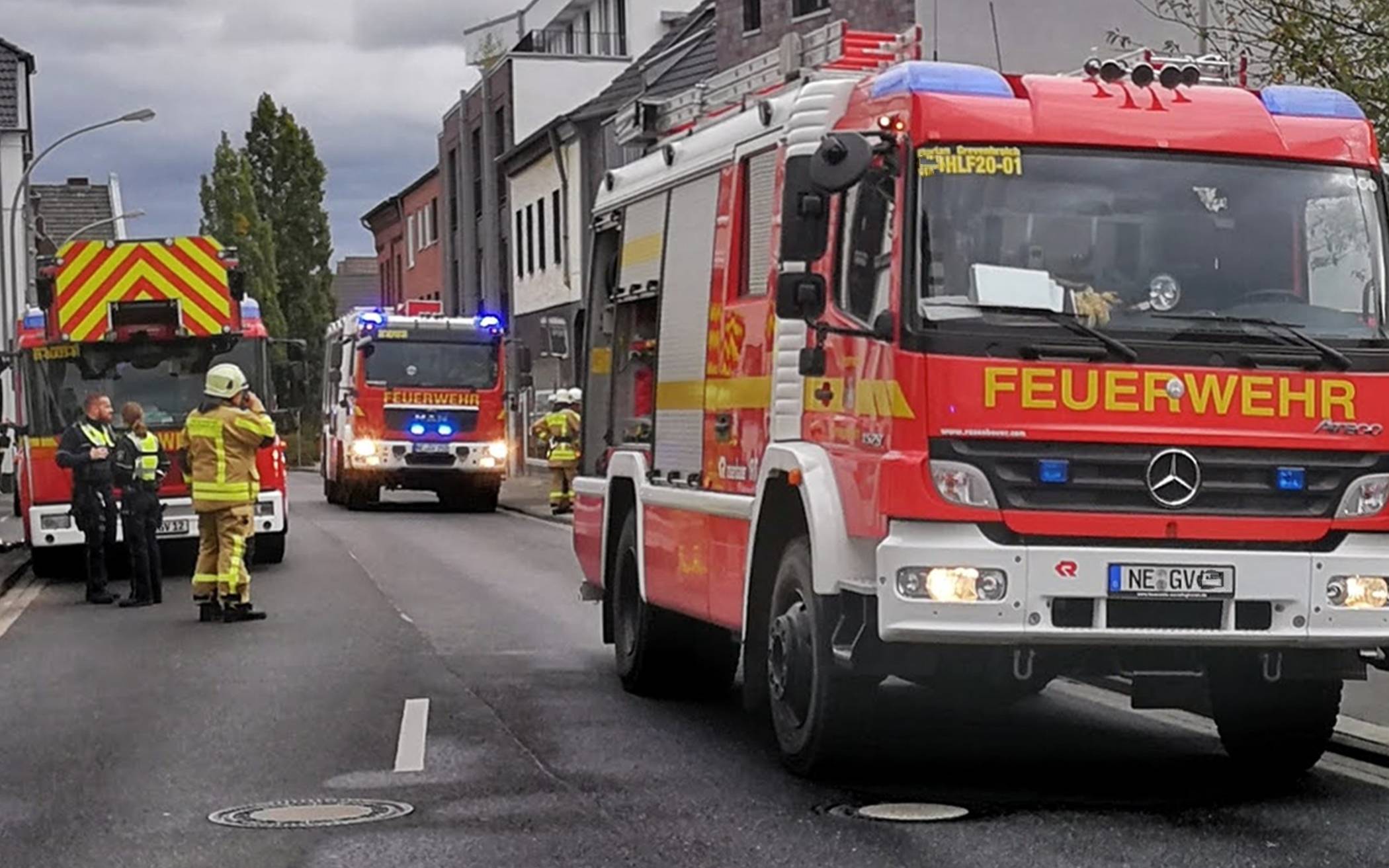  Einsatz in Wevelinghoven: Die Wehrleute mussten Nachbarn rausklingeln, damit diese ihre Autos wegfuhren. Die Straße „Am Sprenger“ war wieder einmal so zugeparkt, dass die Feuerwehrautos nicht hindurch kamen. 