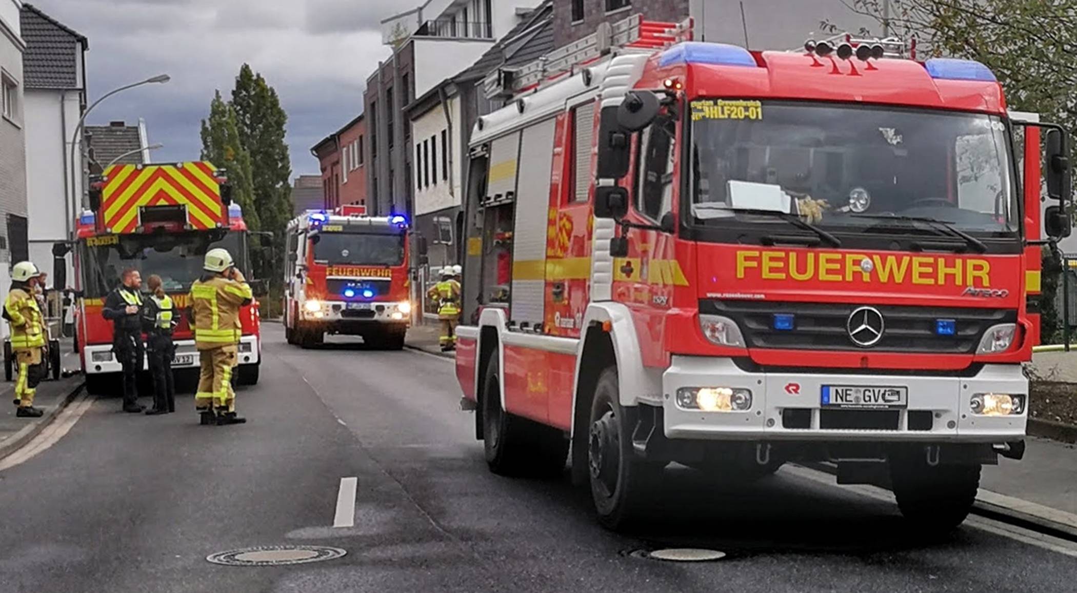 Einsatz in Wevelinghoven: Die Wehrleute mussten Nachbarn rausklingeln, damit diese ihre Autos wegfuhren. Die Straße „Am Sprenger“ war wieder einmal so zugeparkt, dass die Feuerwehrautos nicht hindurch kamen. 