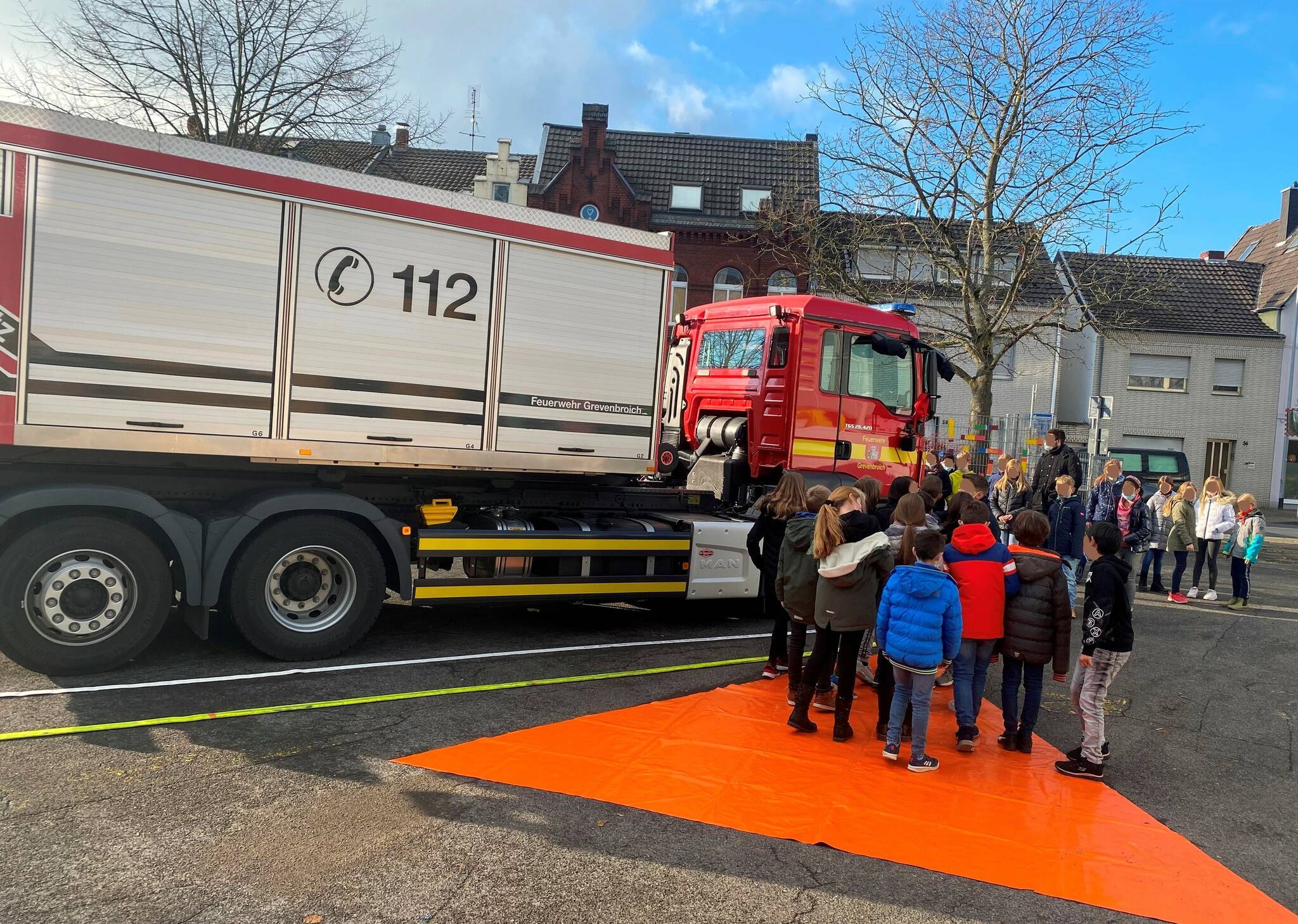  Gleich mehrere Kinder verschwinden aus dem Sichtfeld des Fahrers beim Rechtsabbiegen. 