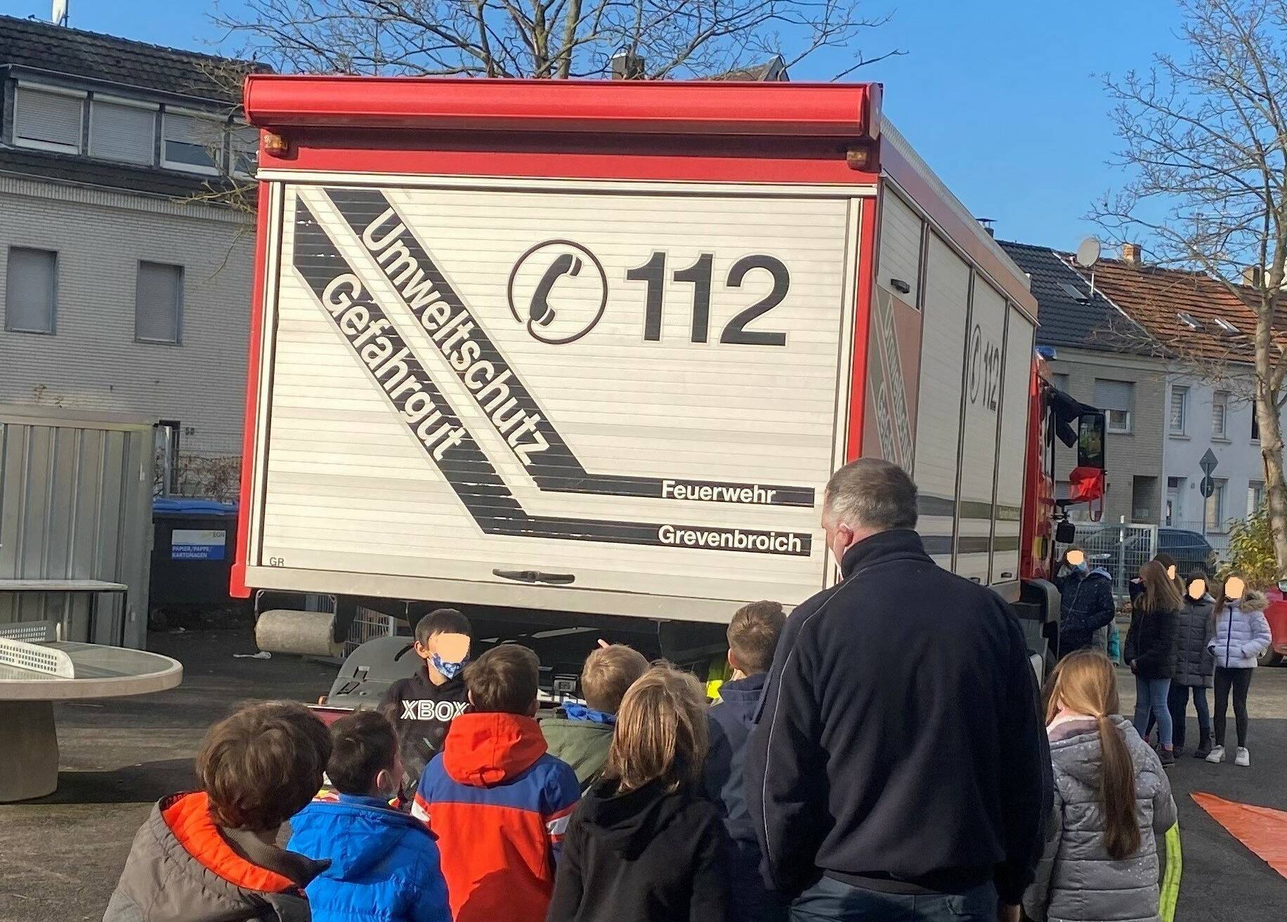  Auch seitlich und hinter dem Fahrzeug, ist die Kindergruppe für den Fahrer nicht zu sehen. 