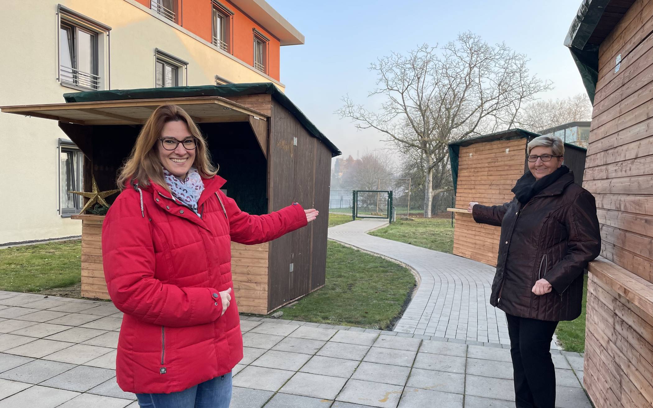  Nadja Pienkowski (links) und Anne Wansart-Engel präsentieren stolz das erste Projekt des Fördervereins „Haus St. Martinus“: einen Weg, der einen Rundgang um die Senioreneinrichtung ermöglicht. 