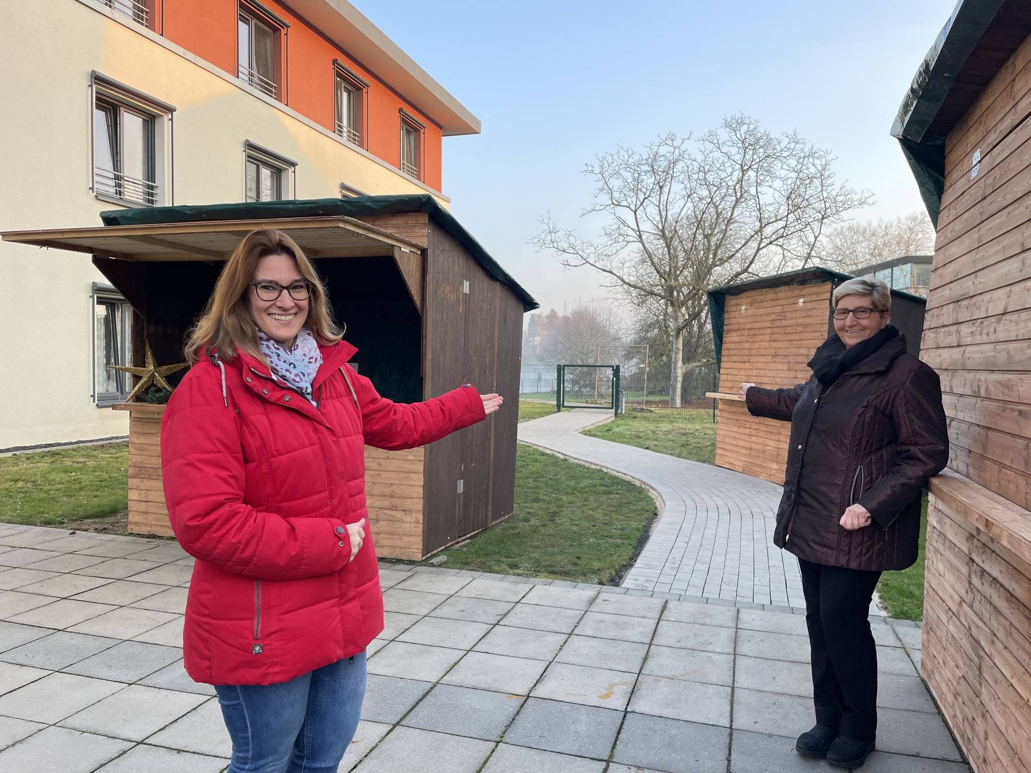  Nadja Pienkowski (links) und Anne Wansart-Engel präsentieren stolz das erste Projekt des Fördervereins „Haus St. Martinus“: einen Weg, der einen Rundgang um die Senioreneinrichtung ermöglicht. 