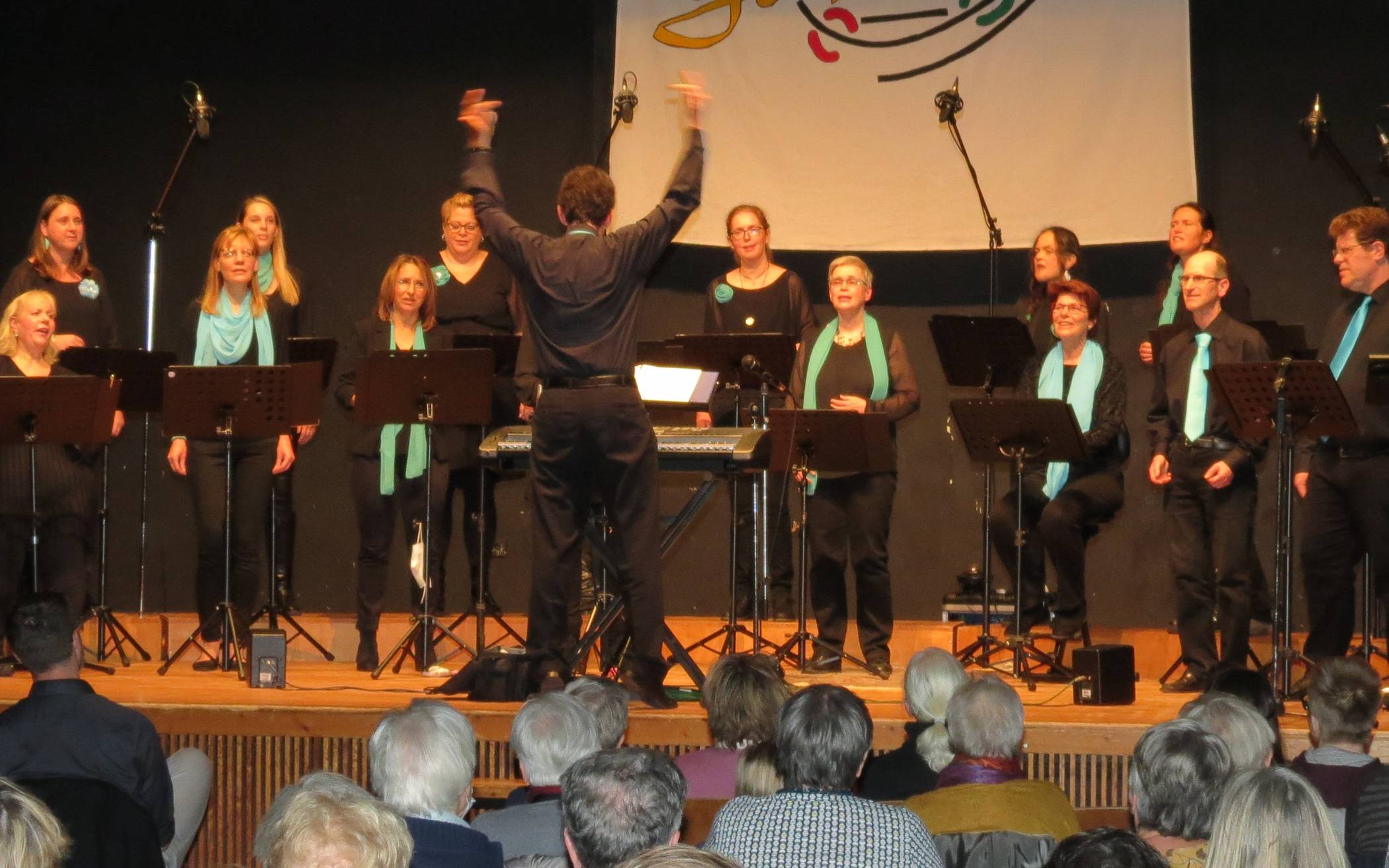  Die „Gospelfriends“ aus Wevelinghoven in der Aula des Erasmus-Gymnasiums beim großen Konzertprojekt „Wolkig bis Heiter“. 