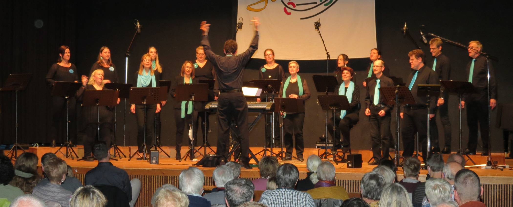  Die „Gospelfriends“ aus Wevelinghoven in der Aula des Erasmus-Gymnasiums beim großen Konzertprojekt „Wolkig bis Heiter“. 