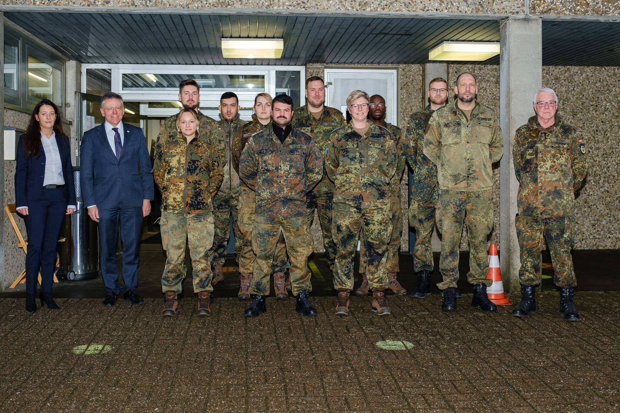  Landrat Hans-Jürgen Petrauschke und Barbara Edelhagen, Leiterin des Impfzentrums, begrüßten die Soldatinnen und Soldaten im Impfzentrum. 
