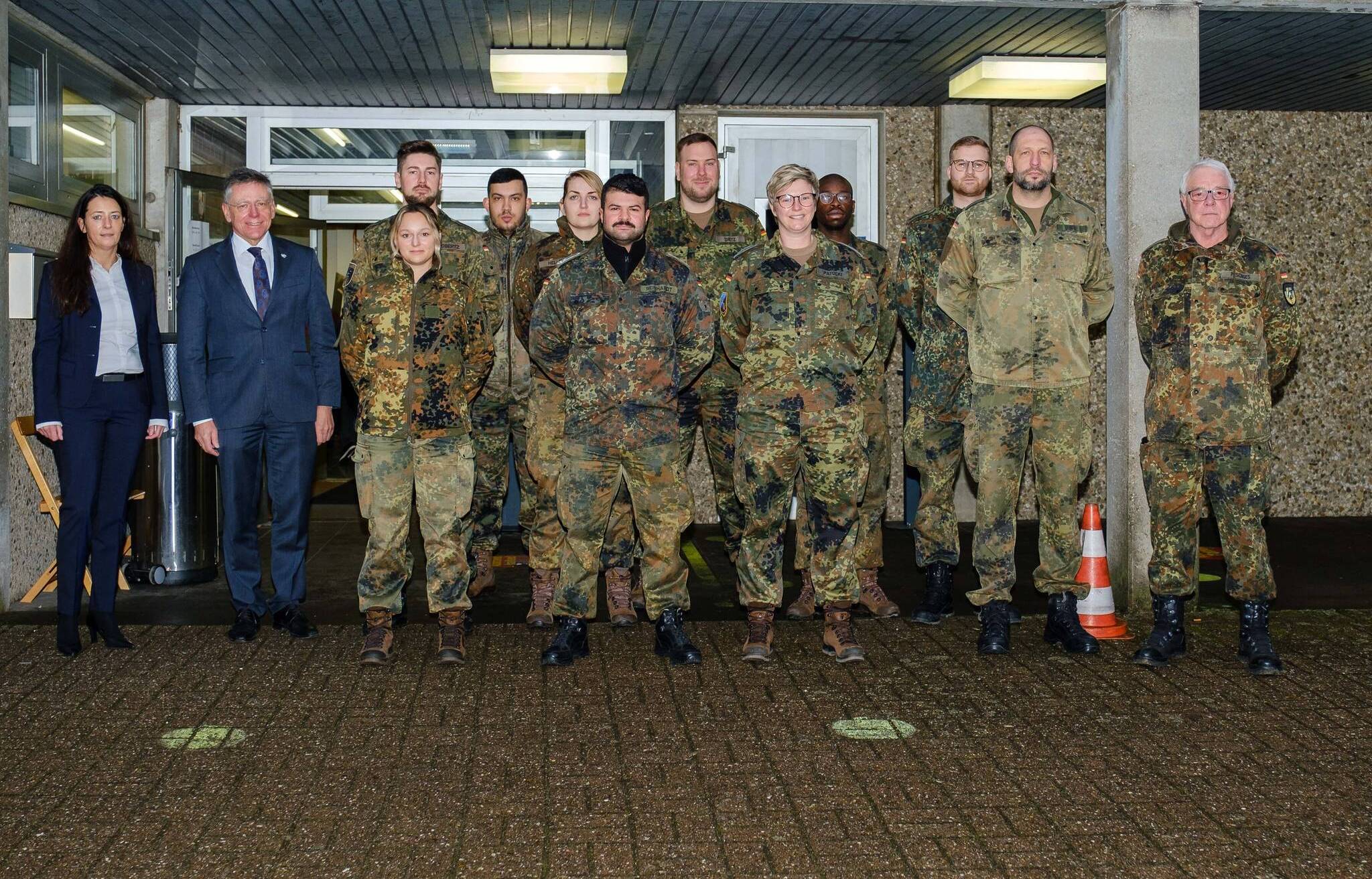  Landrat Hans-Jürgen Petrauschke und Barbara Edelhagen, Leiterin des Impfzentrums, begrüßten die Soldatinnen und Soldaten im Impfzentrum. 