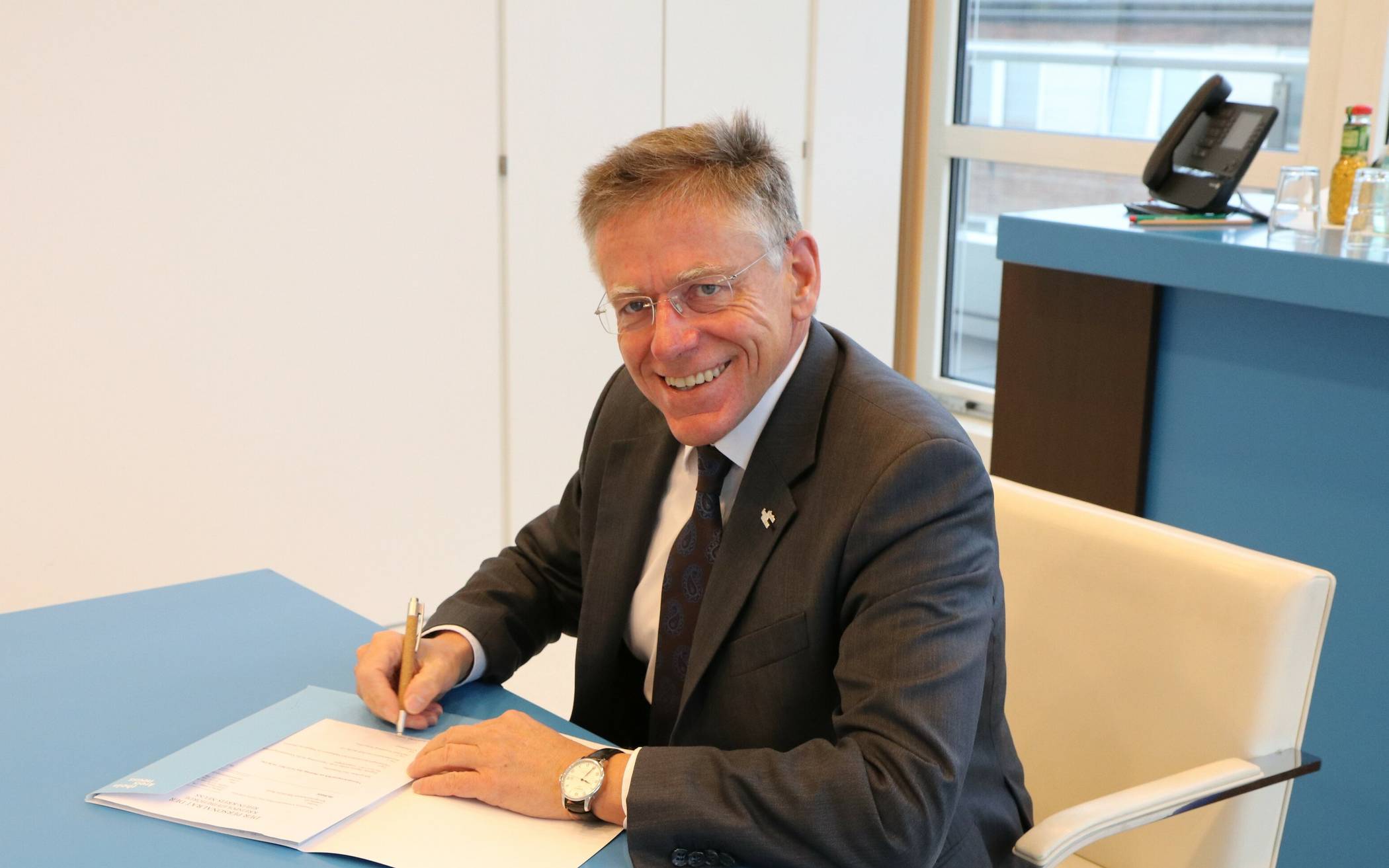  Hans-Jürgen Petrauschke, Landrat und Leiter der Kreispolizeibehörde Rhein-Kreis Neuss, bei der Unterzeichnung. 