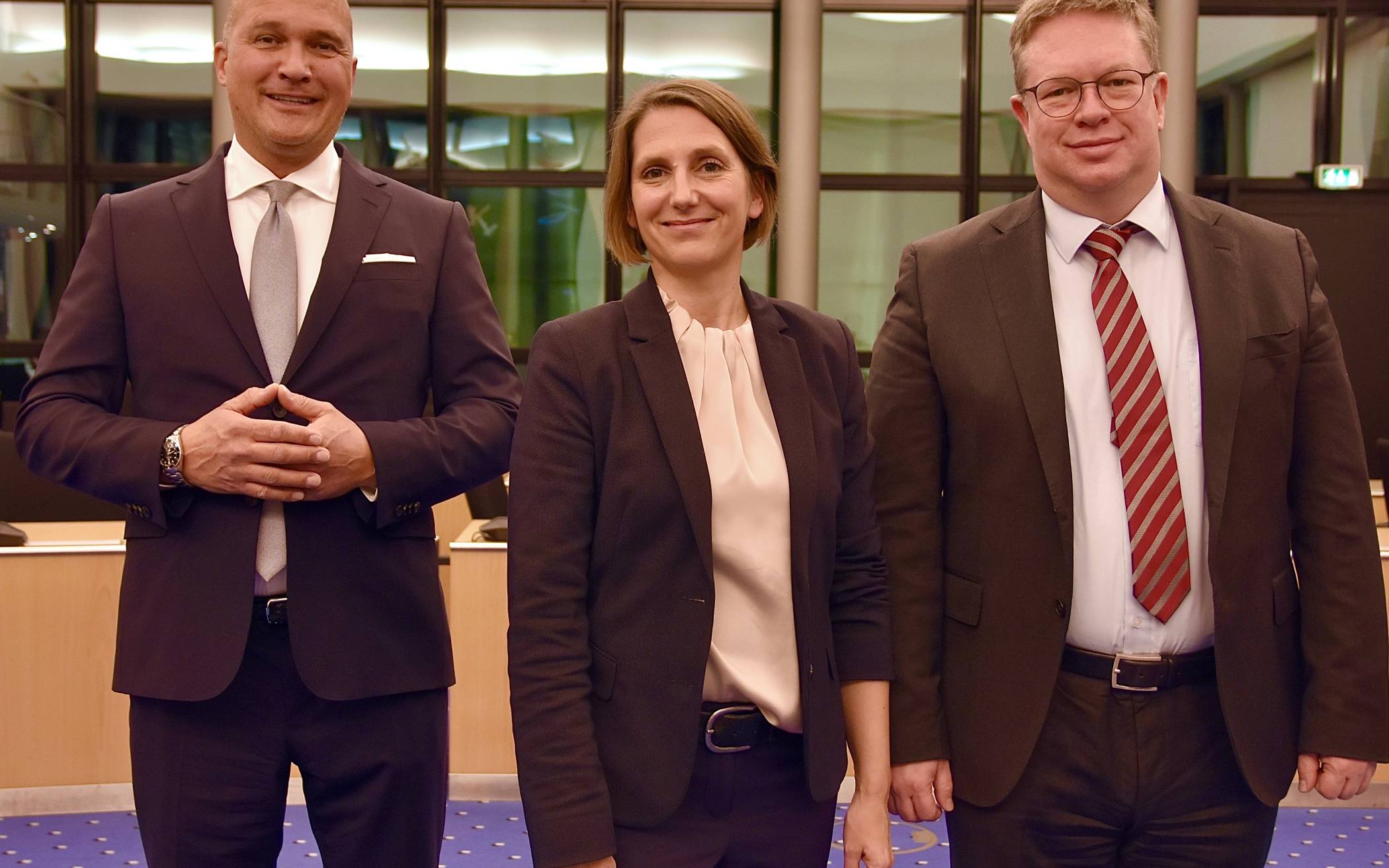  Die künftigen Geschäftsführer Nicole Rohde und Alexander Lottis (links) mit Georg Schmidt, Sprecher Geschäftsführung. 