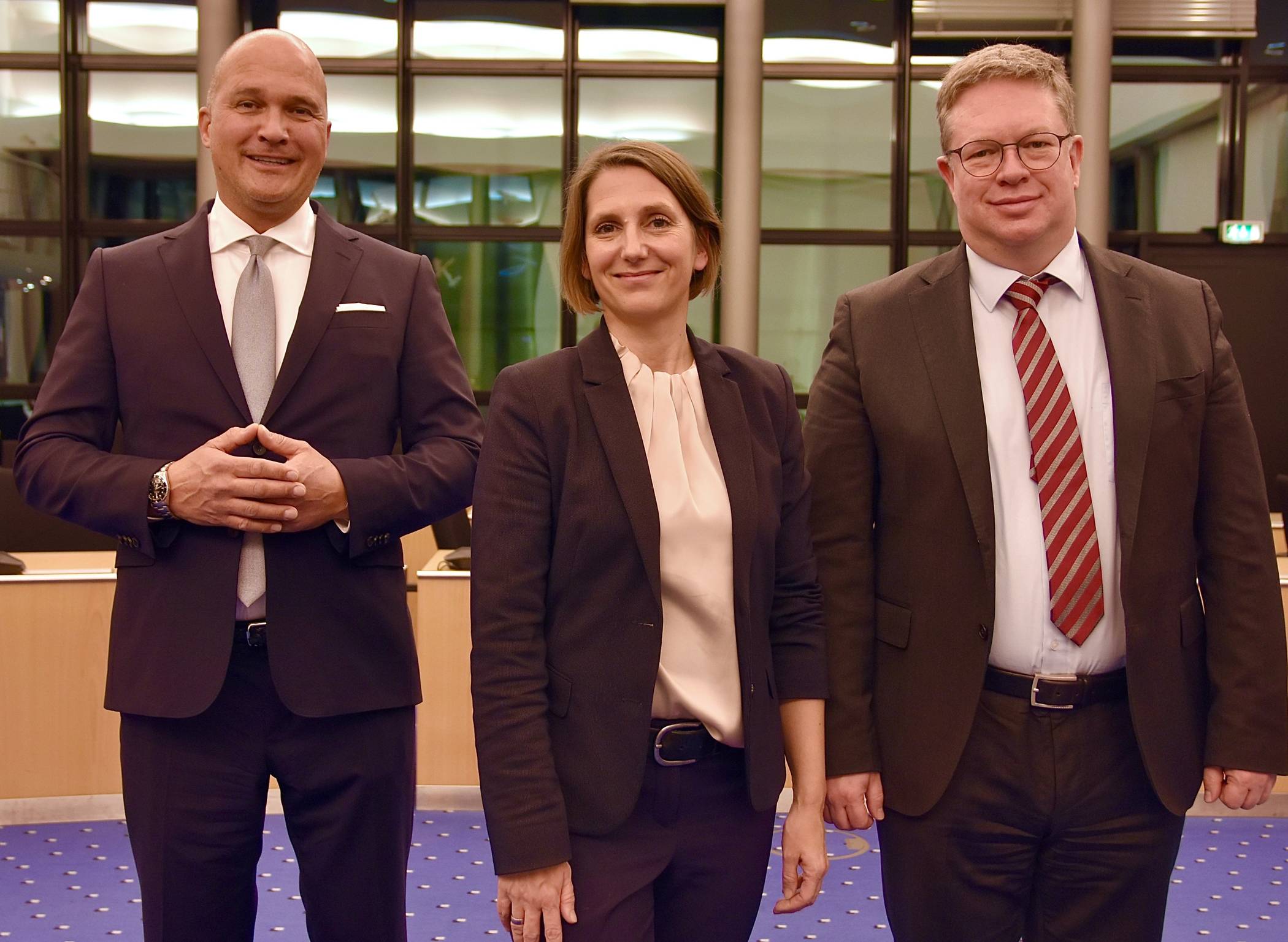  Die künftigen Geschäftsführer Nicole Rohde und Alexander Lottis (links) mit Georg Schmidt, Sprecher Geschäftsführung. 