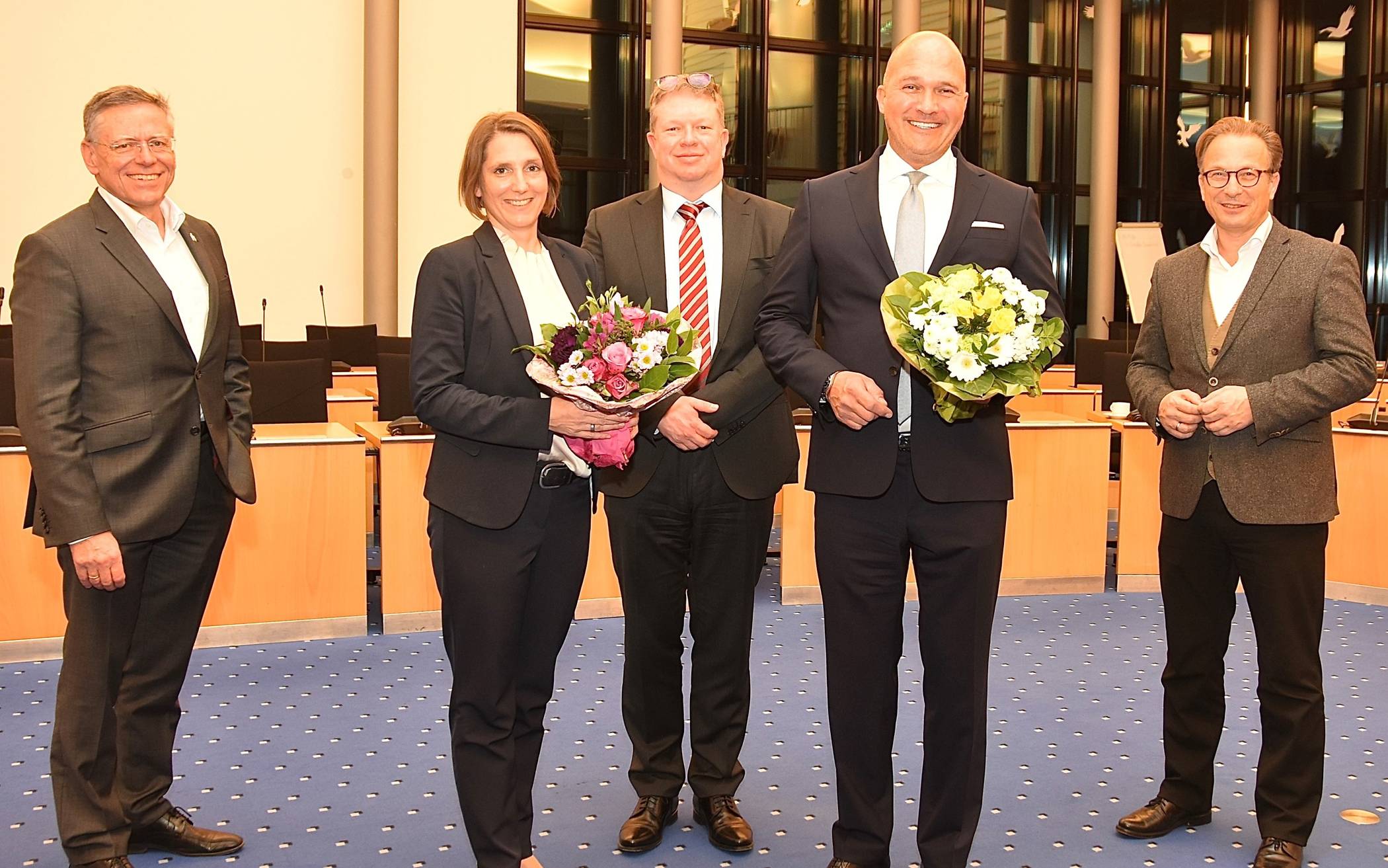  Die künftigen Geschäftsführer Nicole Rohde und Alexander Lottis mit Georg Schmidt, Sprecher Geschäftsführung, sowie mit Landrat Hans-Jürgen-Petrauschke (links) und Bürgermeister Reiner Breuer (rechts). 