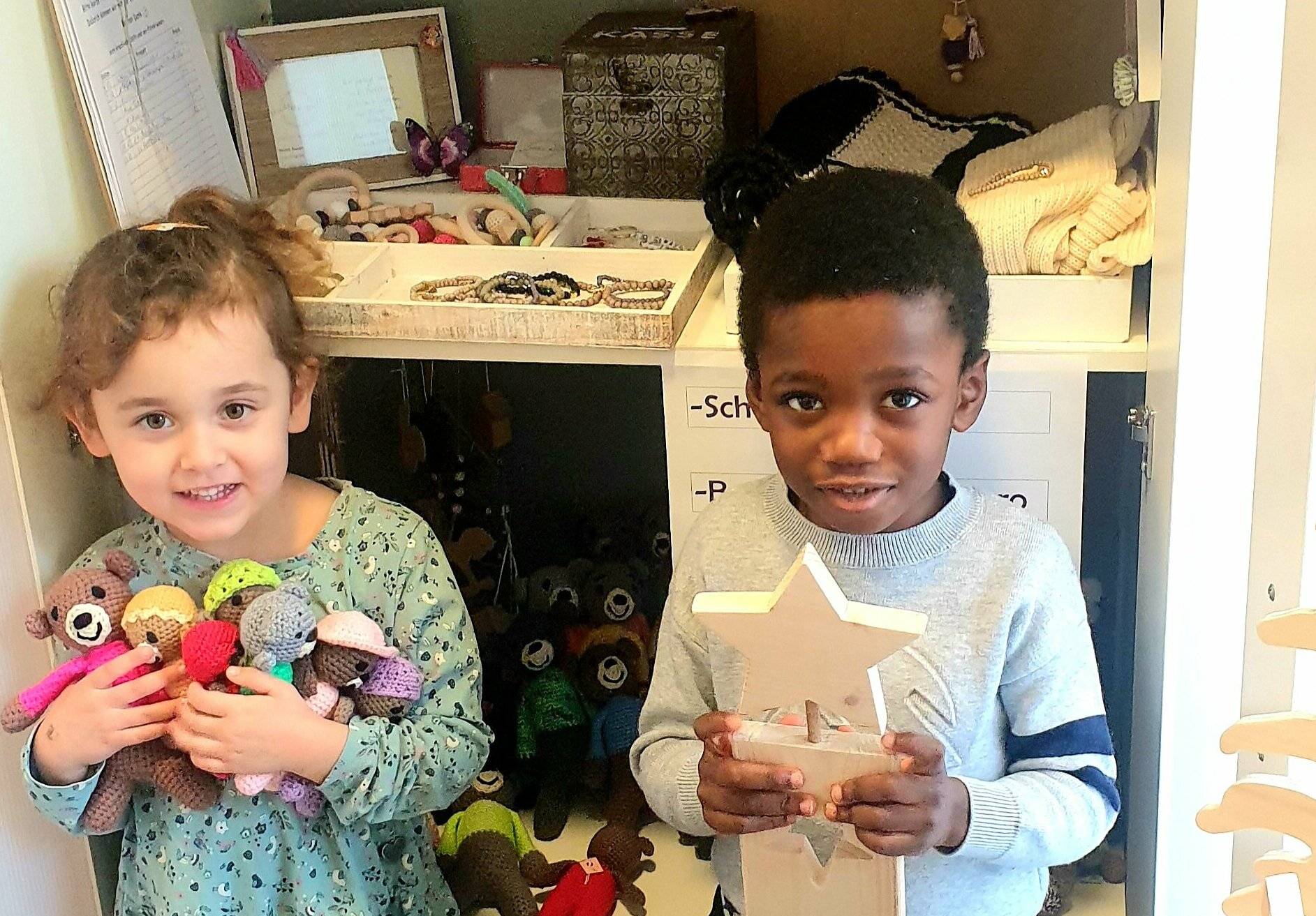  Die Kinder stöbern selbst gerne im Kleine Aufmrksamkeiten-Schrank.  