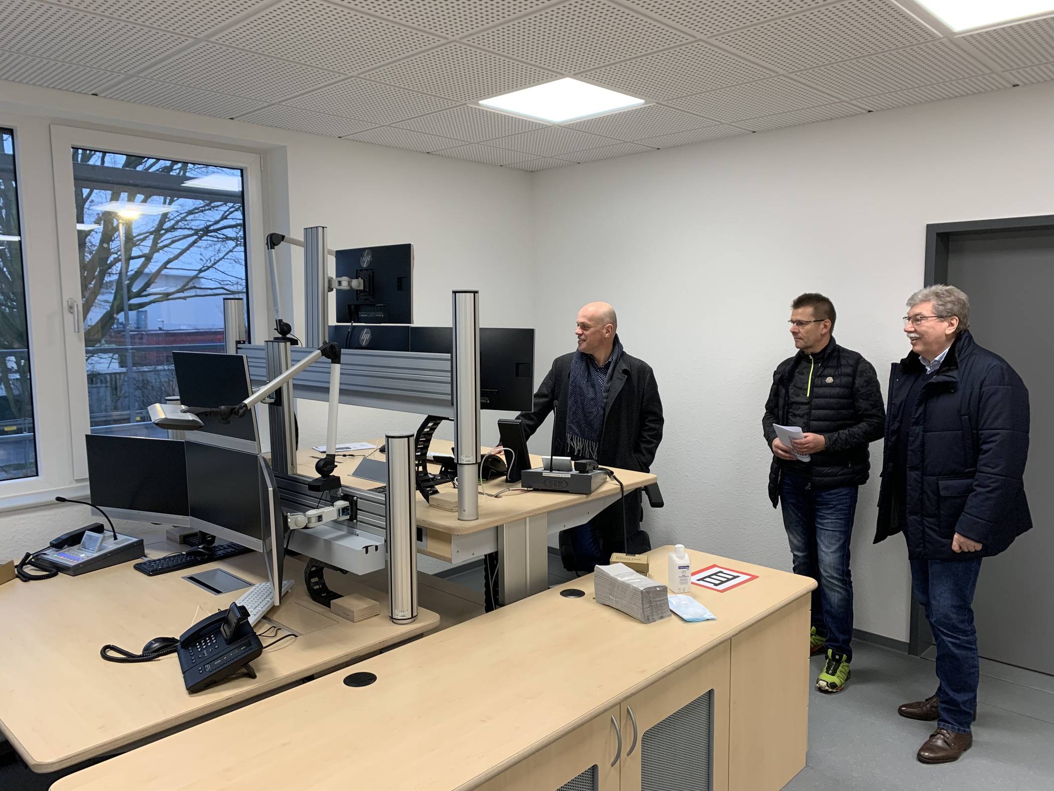  Von links: Bürgermeister Klaus Krützen, Udo Lennartz und Wilfried Wißdorf überzeugen sich von der neuen Feuerwache, hier in der Einsatzzentrale. 