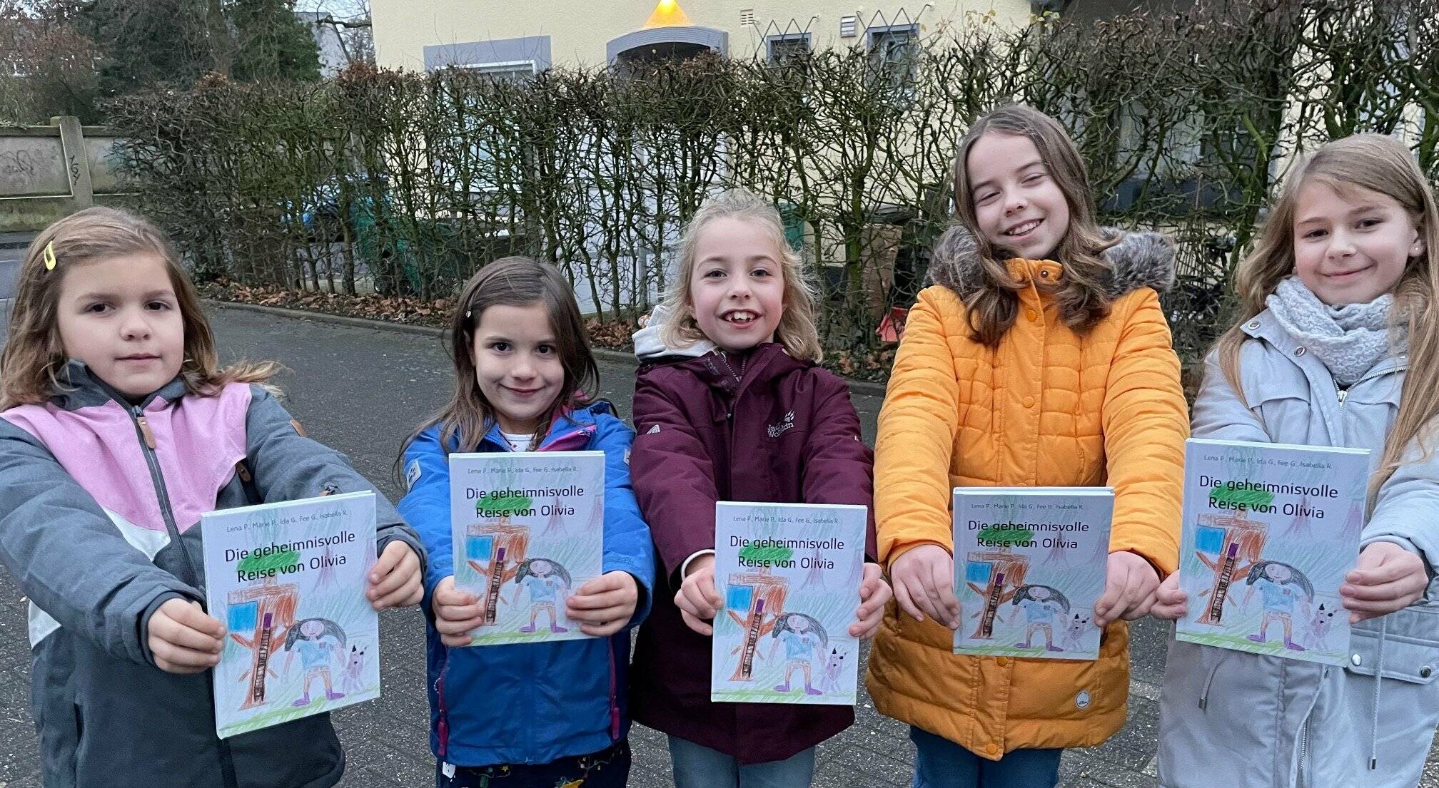  Stolz schauen die Mädchen mit dem ersten eigenen Buch in den Händen. Das nächste Projekt ist schon in Planung.  