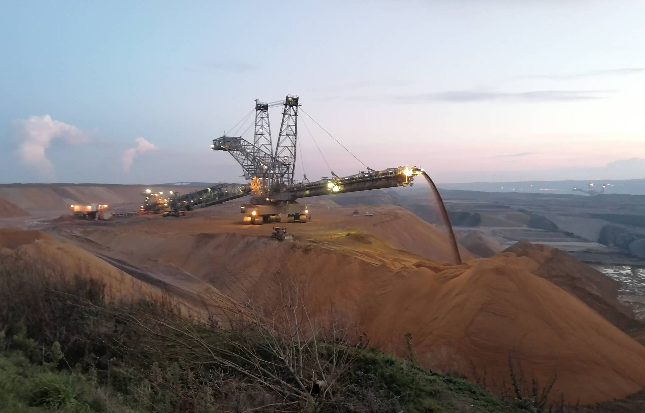  Noch ein vertrauter Blick in Jüchen: einer der großen Bagger am Tagebau.&nbsp; 