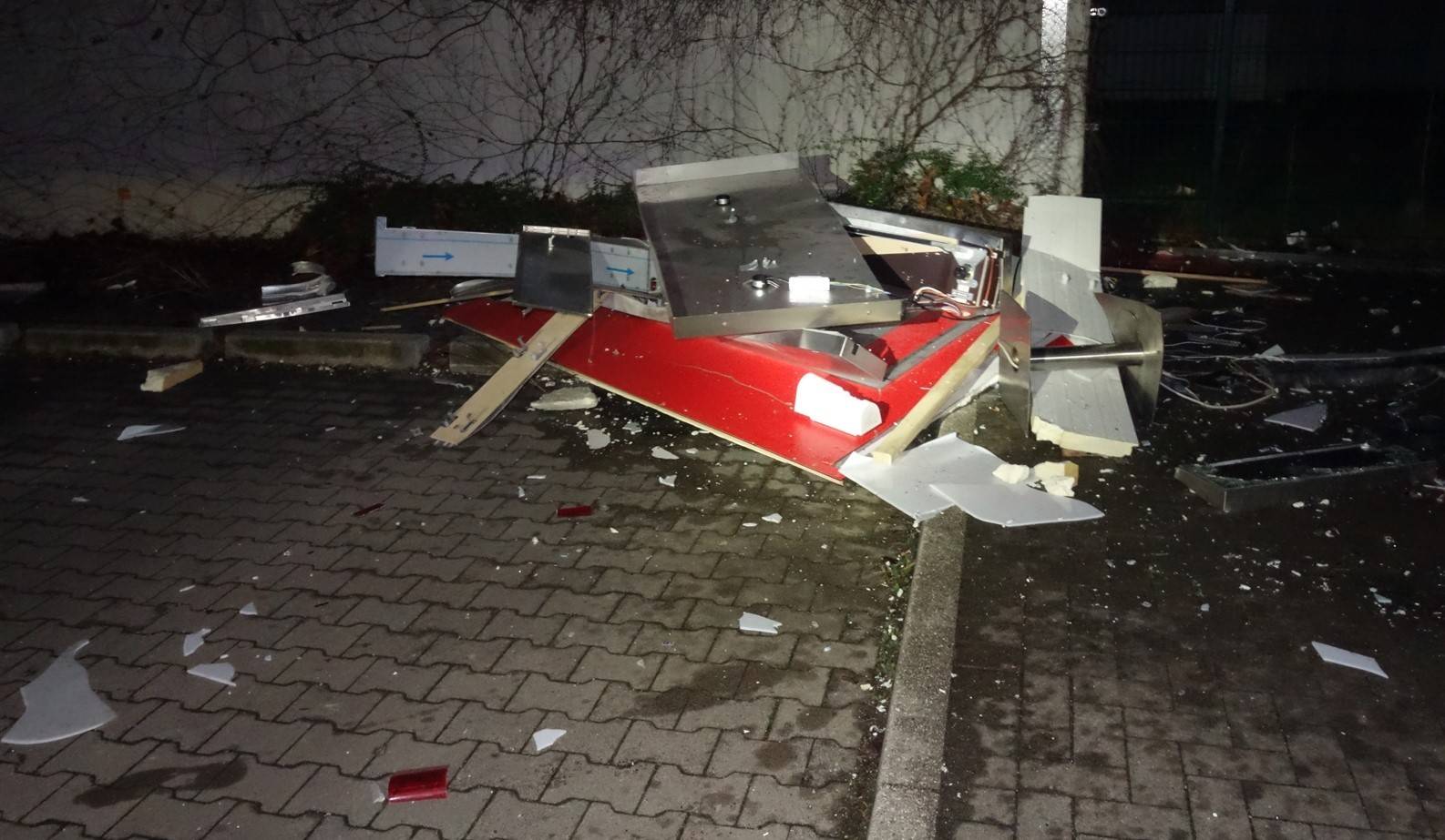  Ein zerstörter Geldautomat.  