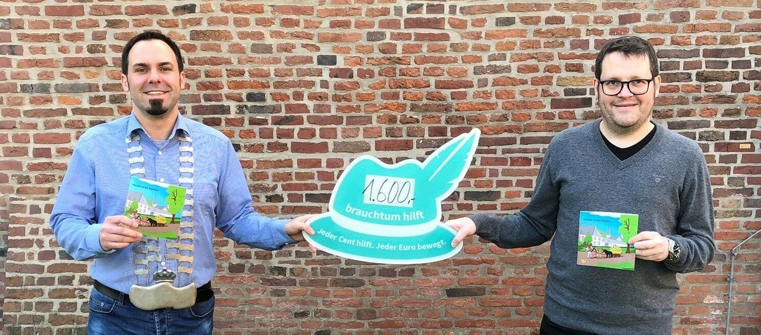  Klompenkönig Christian Abels mit Frank Mostert von „brauchtum hilft“ bei der Spendenübergabe. Das Geld soll den Kindern in den Überflutungsgebieten zu Gute kommen. Spiel- und Begegnugsmöglichkeiten stehen dabei auf der Agenda. Lesen Sie auch den nebenstehenden Bericht. 
  