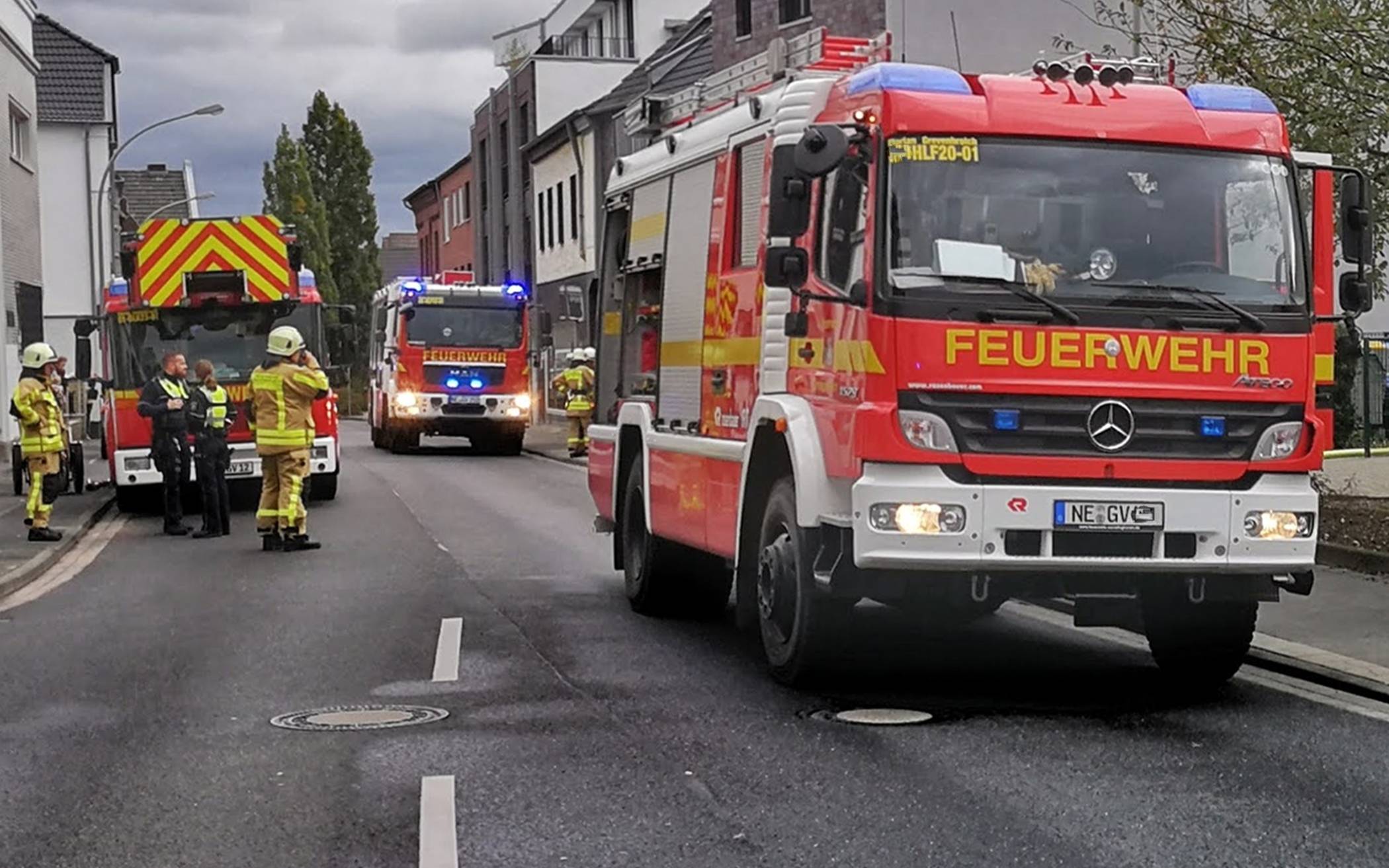 Verkehrsunfall und Kleinbrand fordern Grevenbroicher Feuerwehr