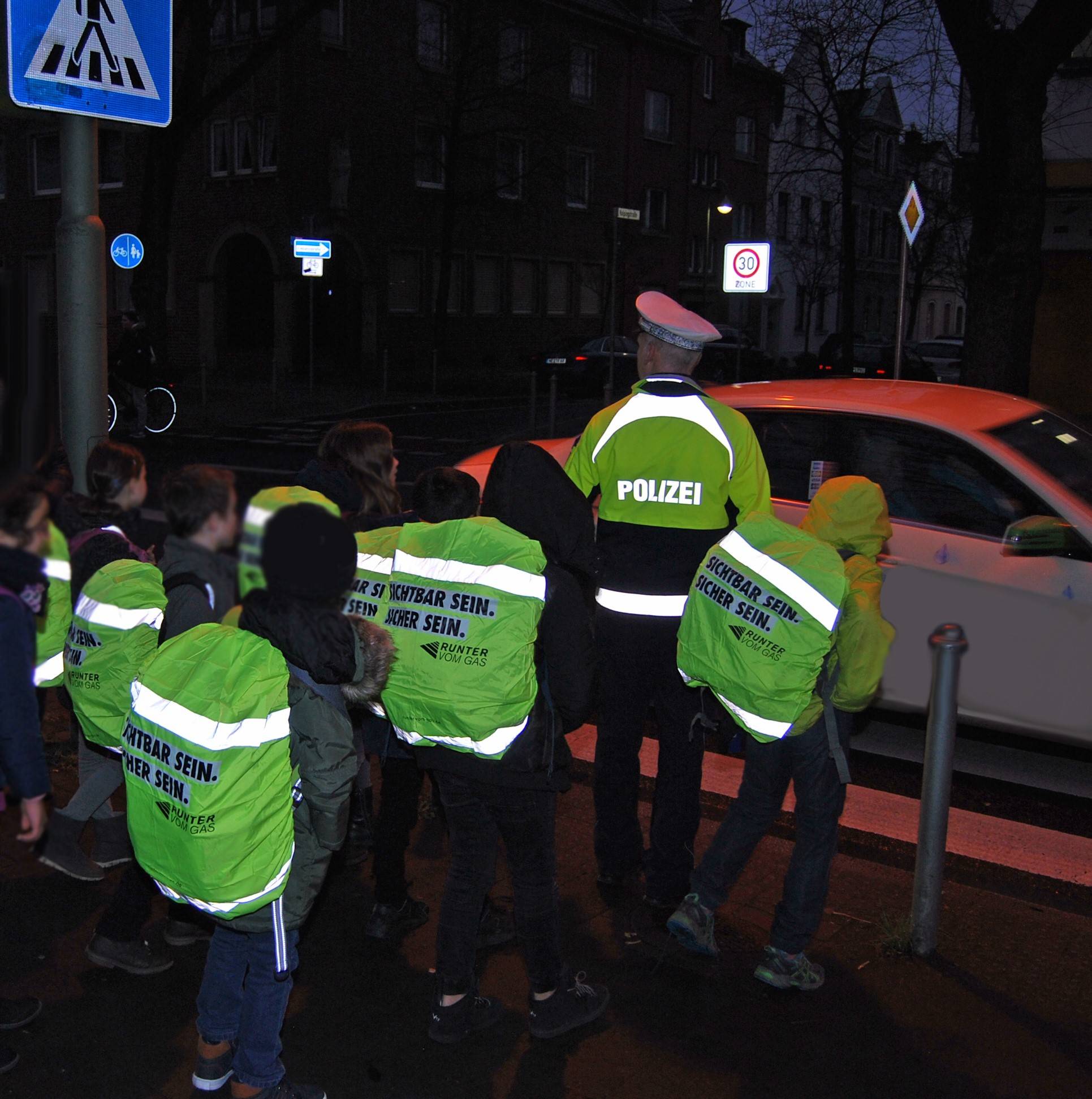  Die Aktion „Leuchtkäfer“ der Verkehrssicherheitsberater der Kreis-Polizeibehörde für den Rhein-Kreis. 