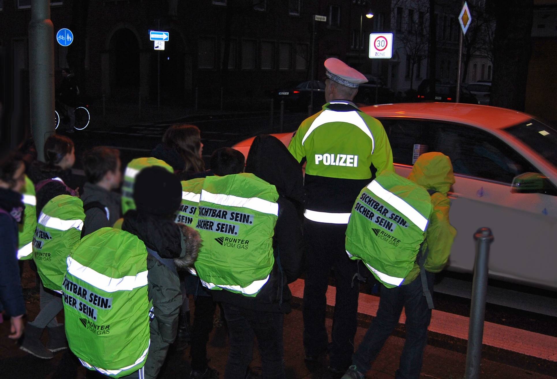 Die Aktion „Leuchtkäfer“ der Verkehrssicherheitsberater der Kreis-Polizeibehörde für den Rhein-Kreis. 